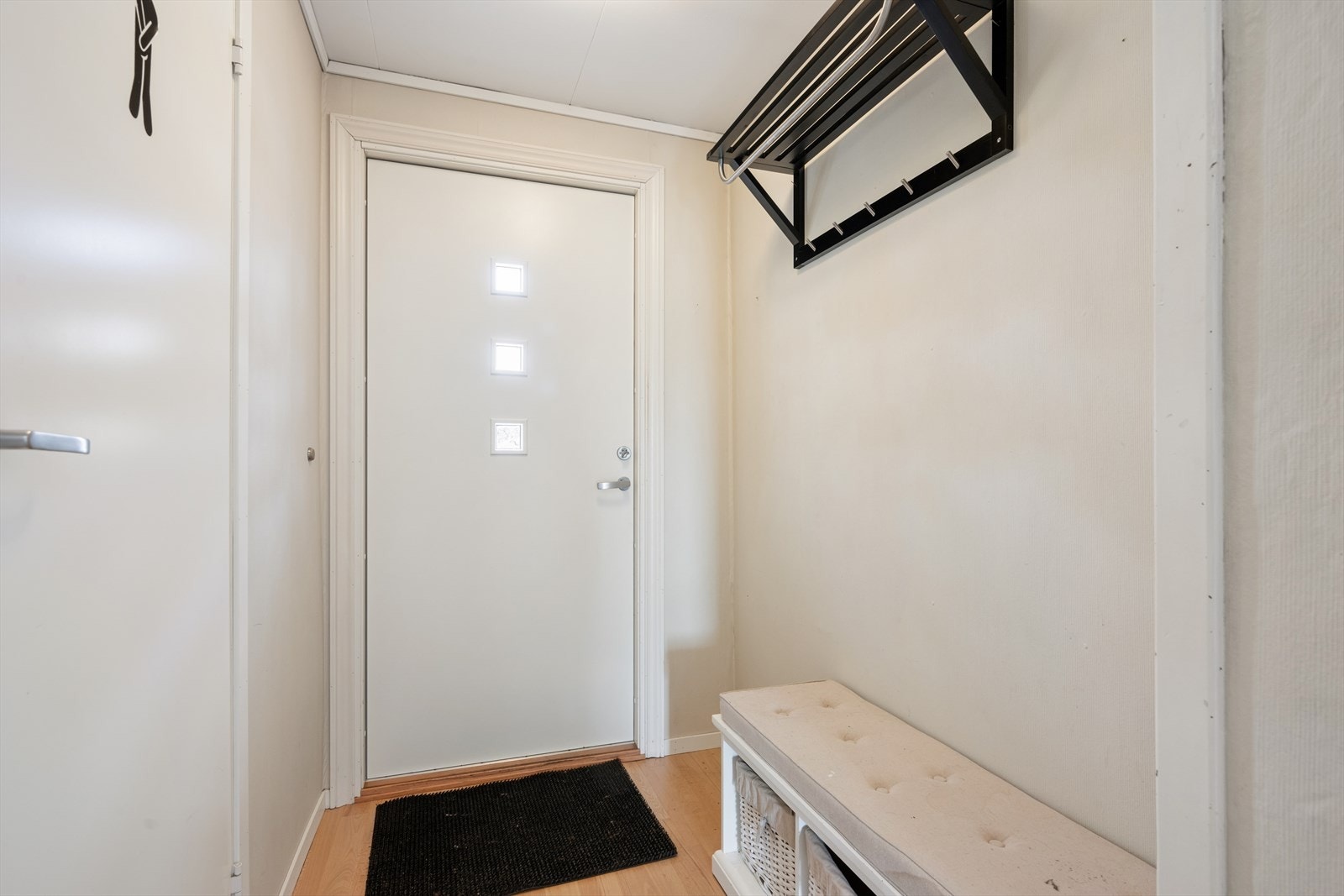 Entréen i første etasje ønsker deg velkommen inn. Her er plass til å henge fra seg yttertøy og sette fra seg sko. Galleribilde