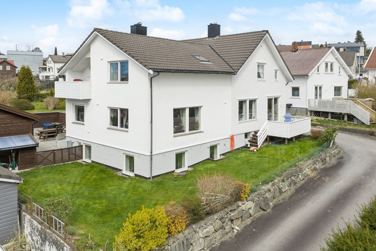 Velkommen til Syrinveien 7! En innholdsrik, vertikaldelt tomannsbolig med en sentral og familievennlig beliggenhet på Stangeland. Galleribilde