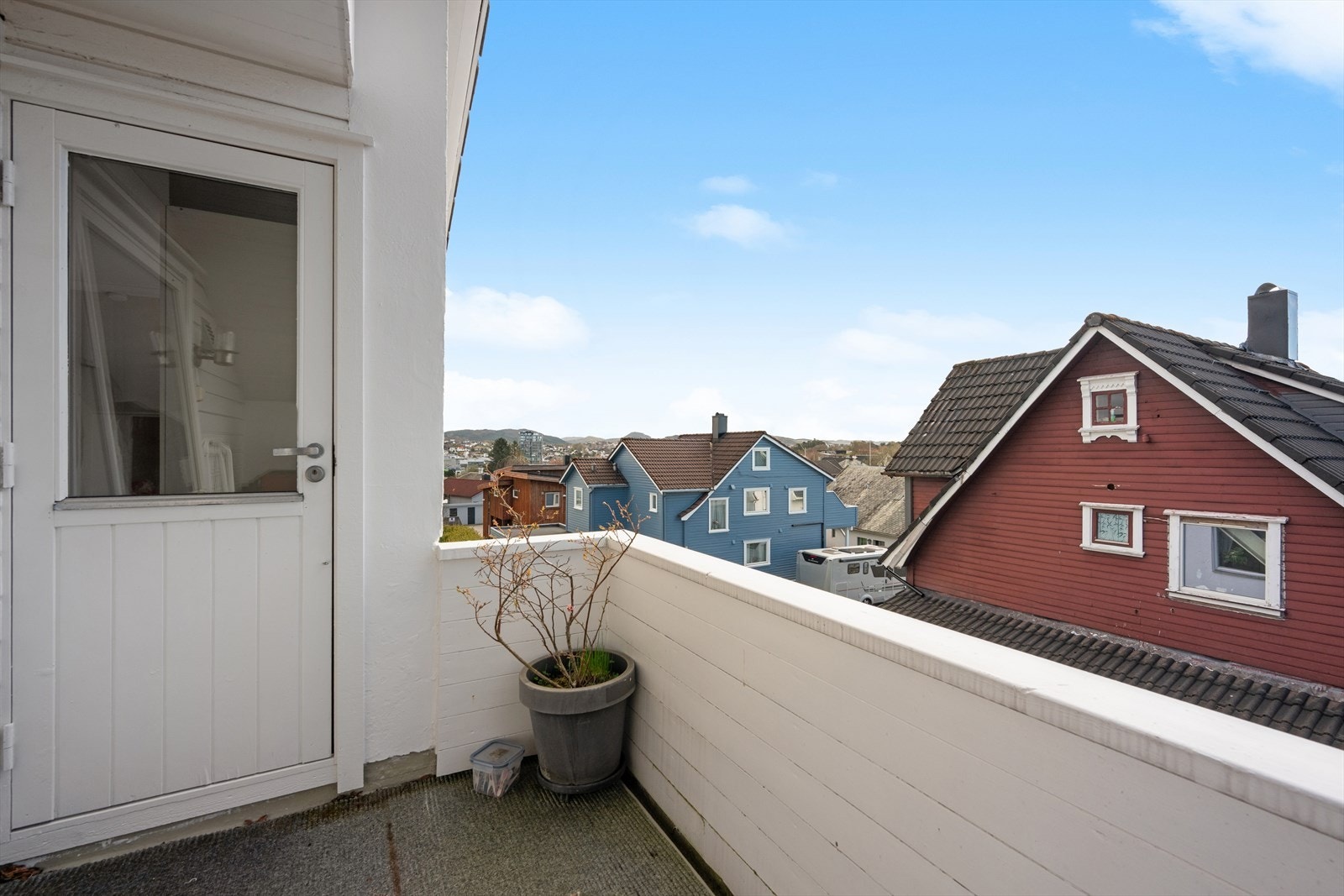 Fra ett av soverommene er det utgang til en balkong på 5 m². Galleribilde