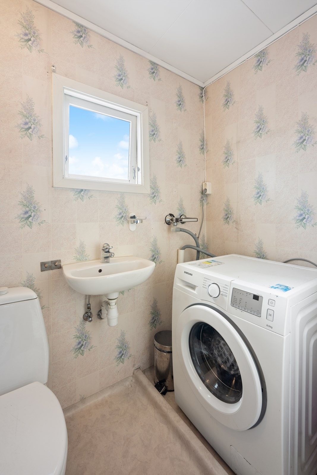 Badet i første etasje fungerer også som vaskerom, med opplegg for vaskemaskin. Galleribilde
