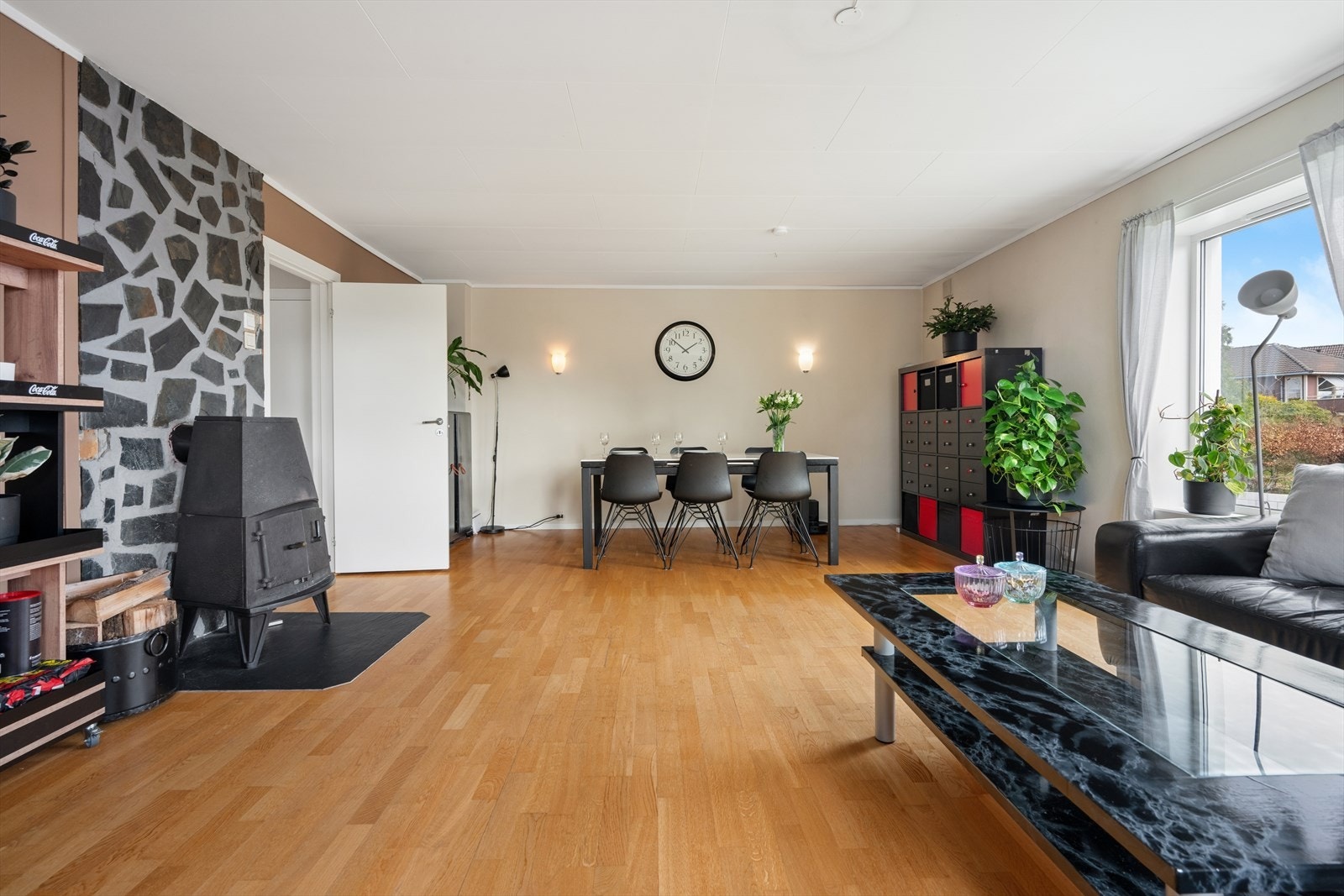Stuen har god plass til både sofagruppe og en egen spiseplass. Galleribilde