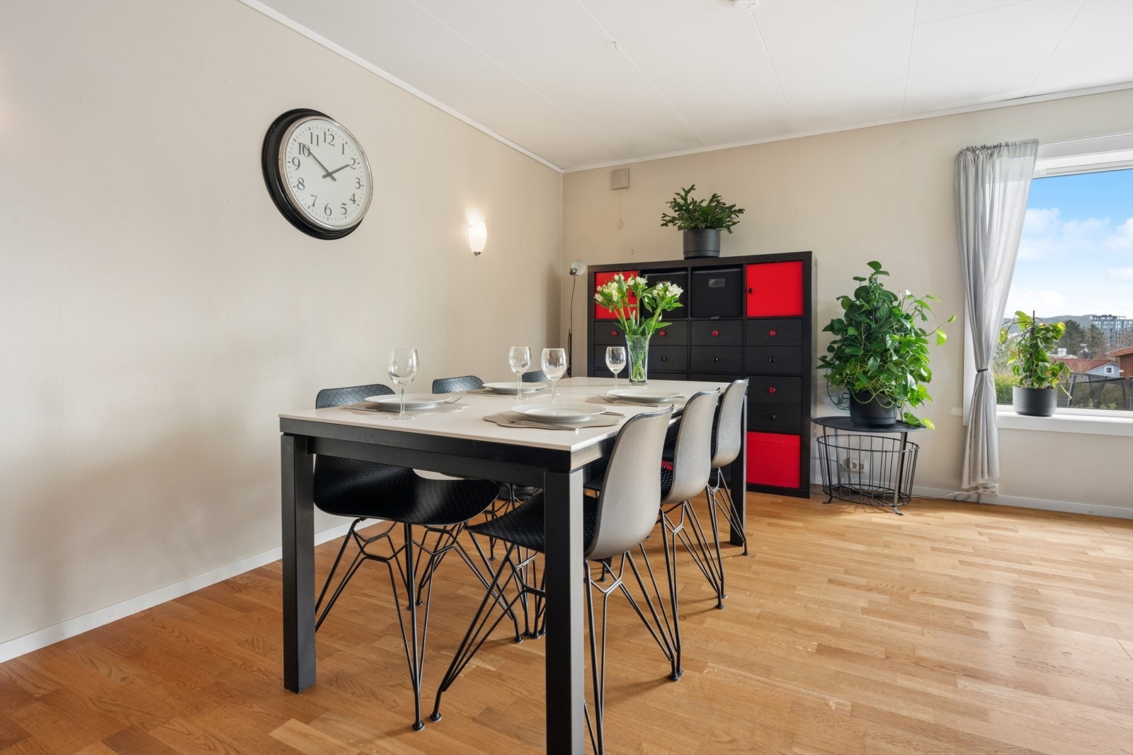 Spisestuen har plass til langbord for hyggelige sammenkomster. Galleribilde
