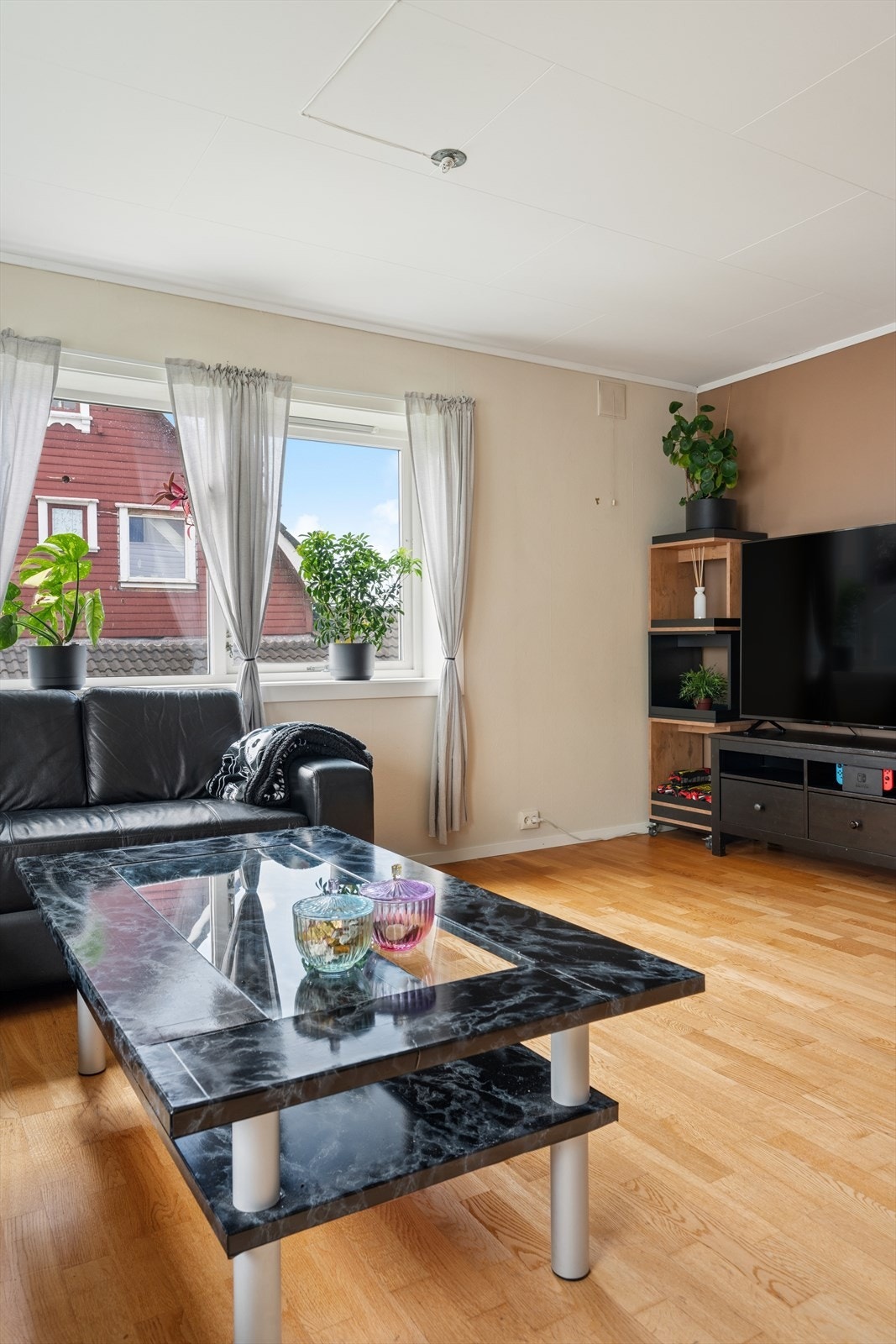 Vinduene gir godt med dagslys inn i stuen. Galleribilde