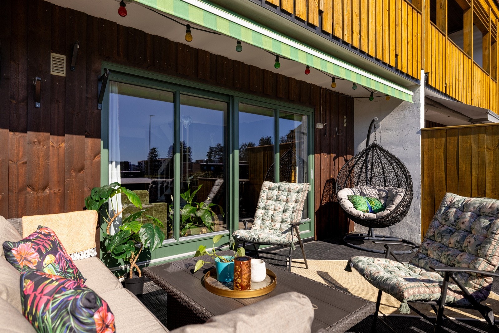 Fra stua er det utgang til solrik terrasse. Galleribilde