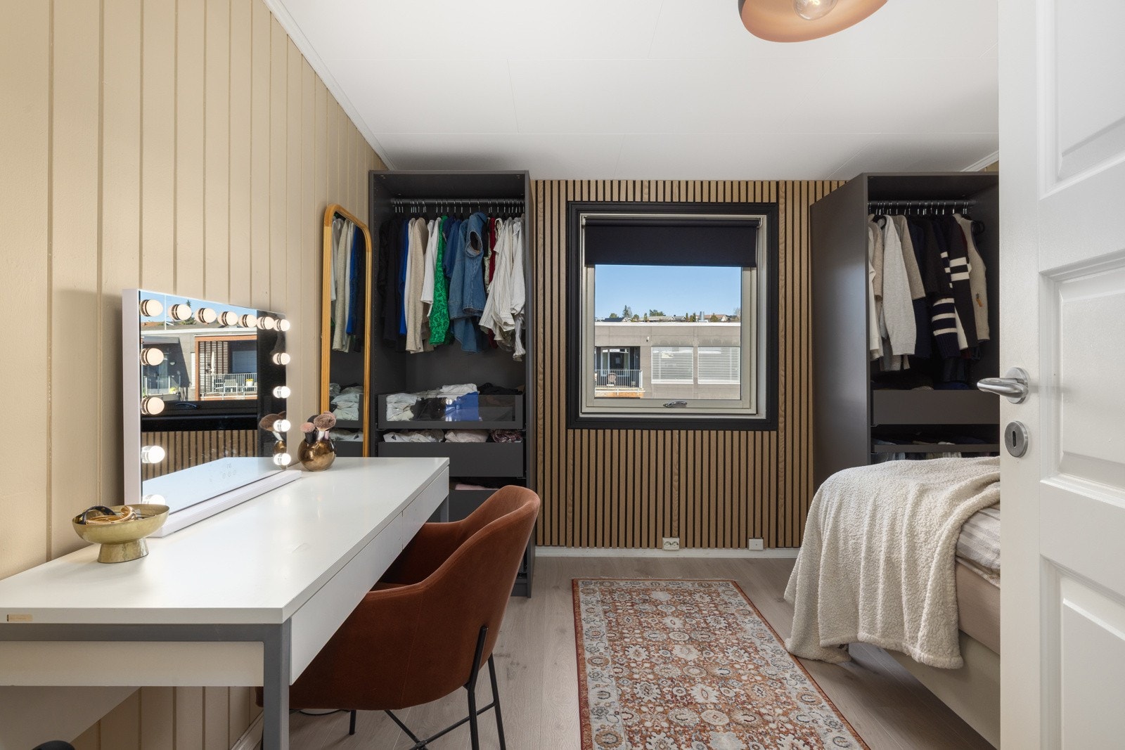 Soverom 1: Lyst og fint soverom med plass til pult og klesskap. Galleribilde