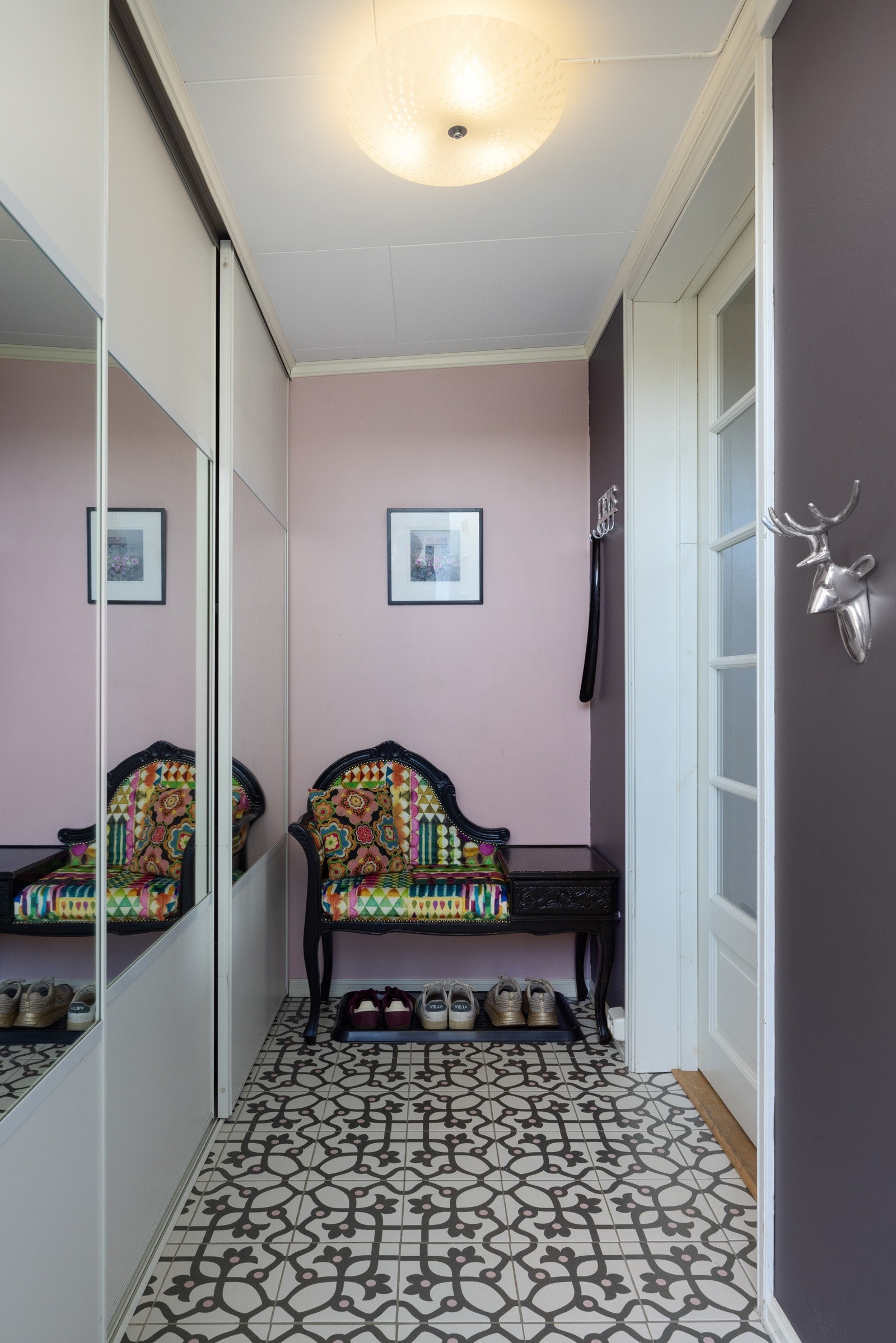 Skyvedørsgarderobe i entré Galleribilde
