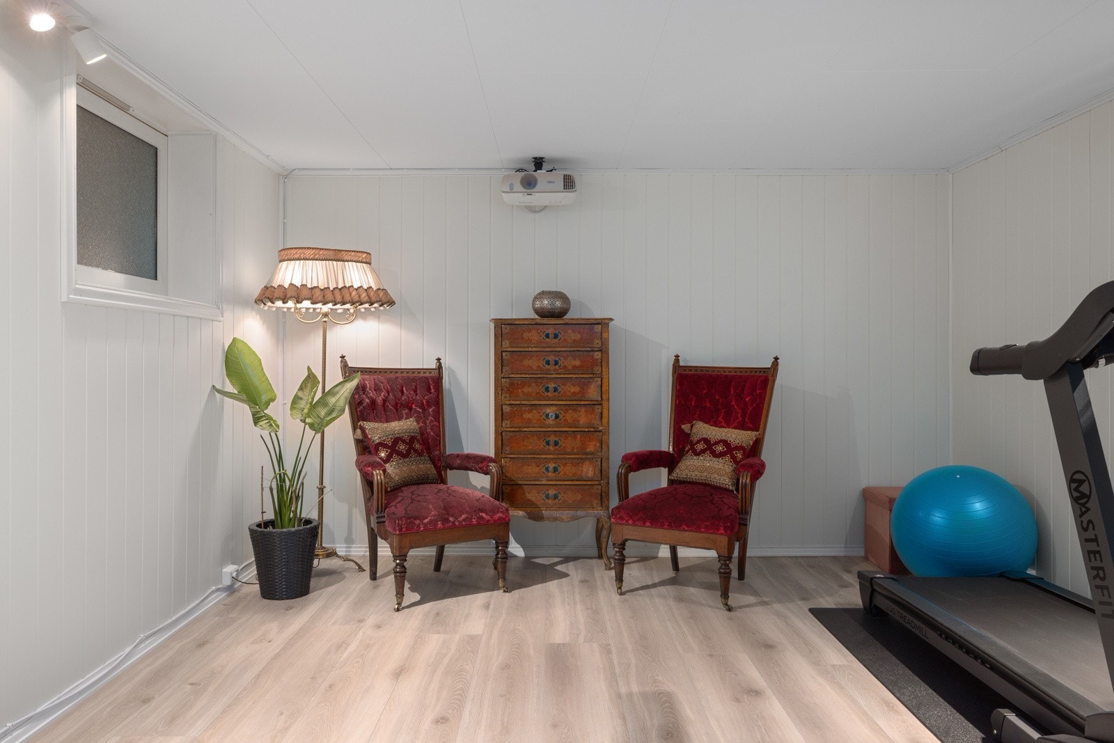 Romslig kjellerstue med mange bruksmuligheter, som TV-stue, kontor eller hobbyrom. Galleribilde