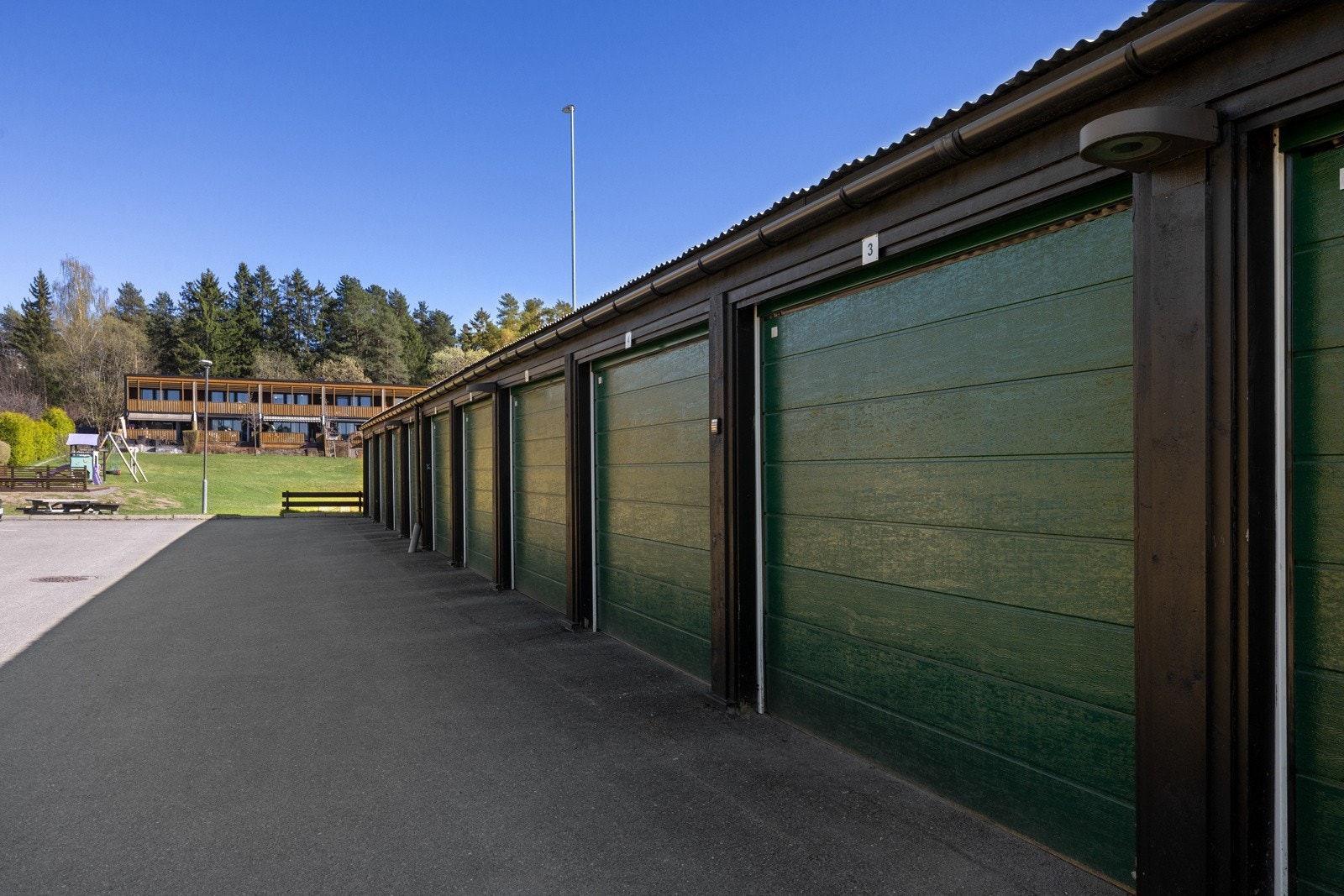 Garasjen, merket nr. 3, er utstyrt med automatisk portåpner og strøm, og det er klargjort for montering av elbillader. Galleribilde