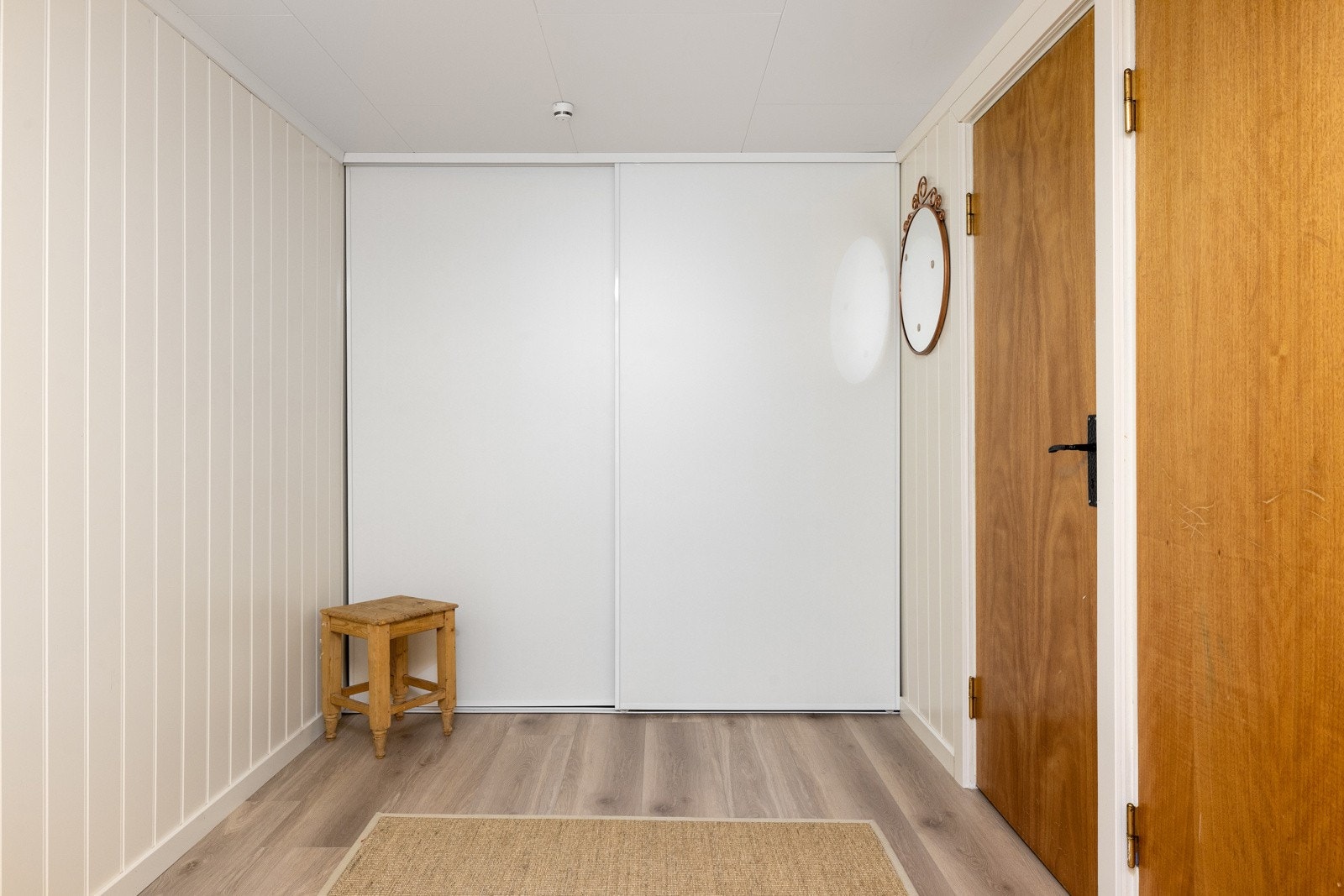 Gangareal i kjelleren med skyvedørsgarderobe. Galleribilde