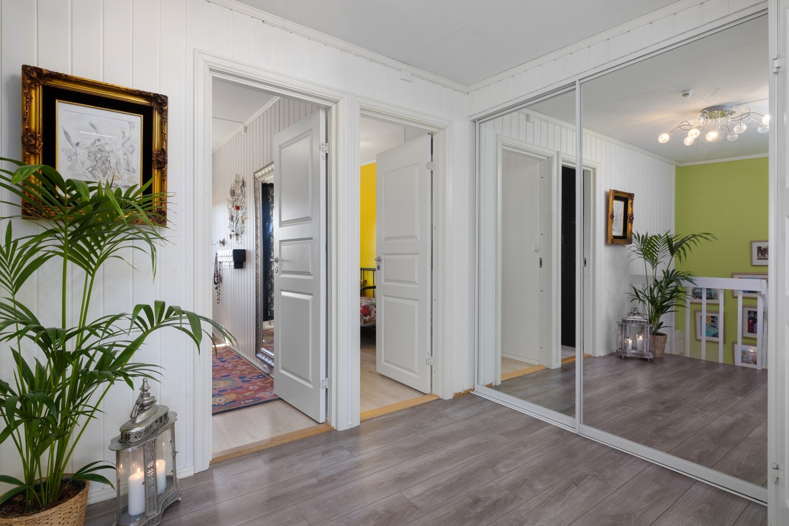 Gangareal i andre etasje med skyvedørsgarderobe. Galleribilde
