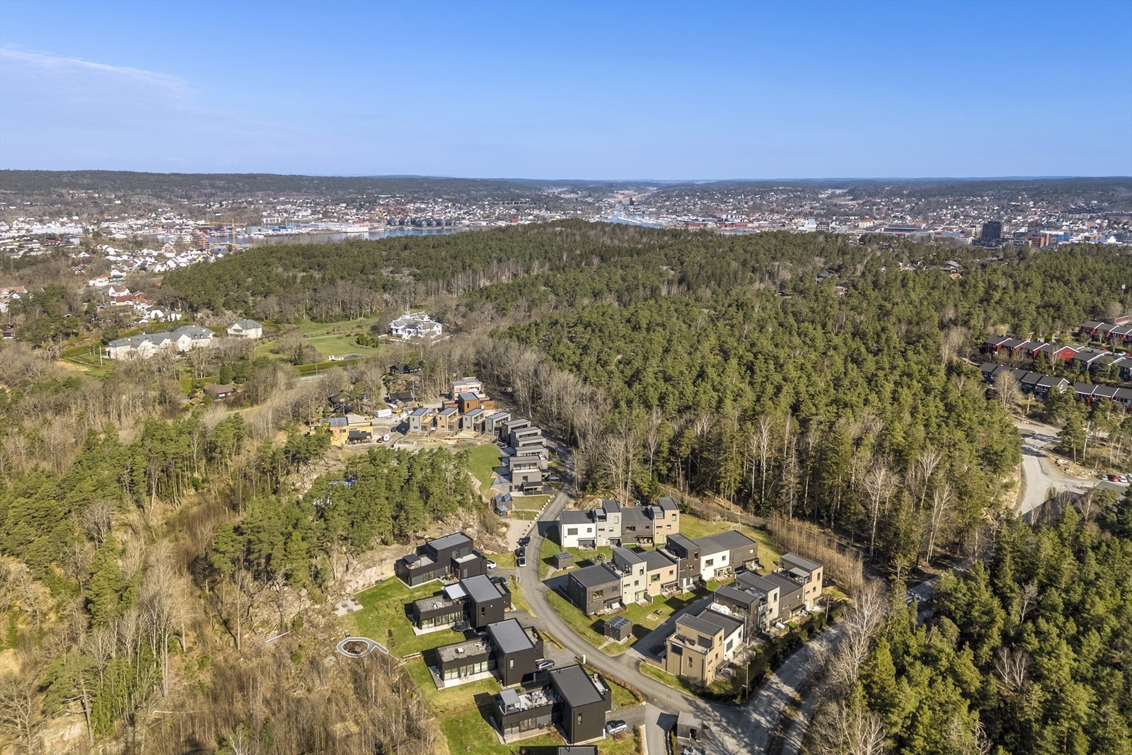 Området byr på nærhet til både byliv og natur, med skog og turområder like ved. Galleribilde