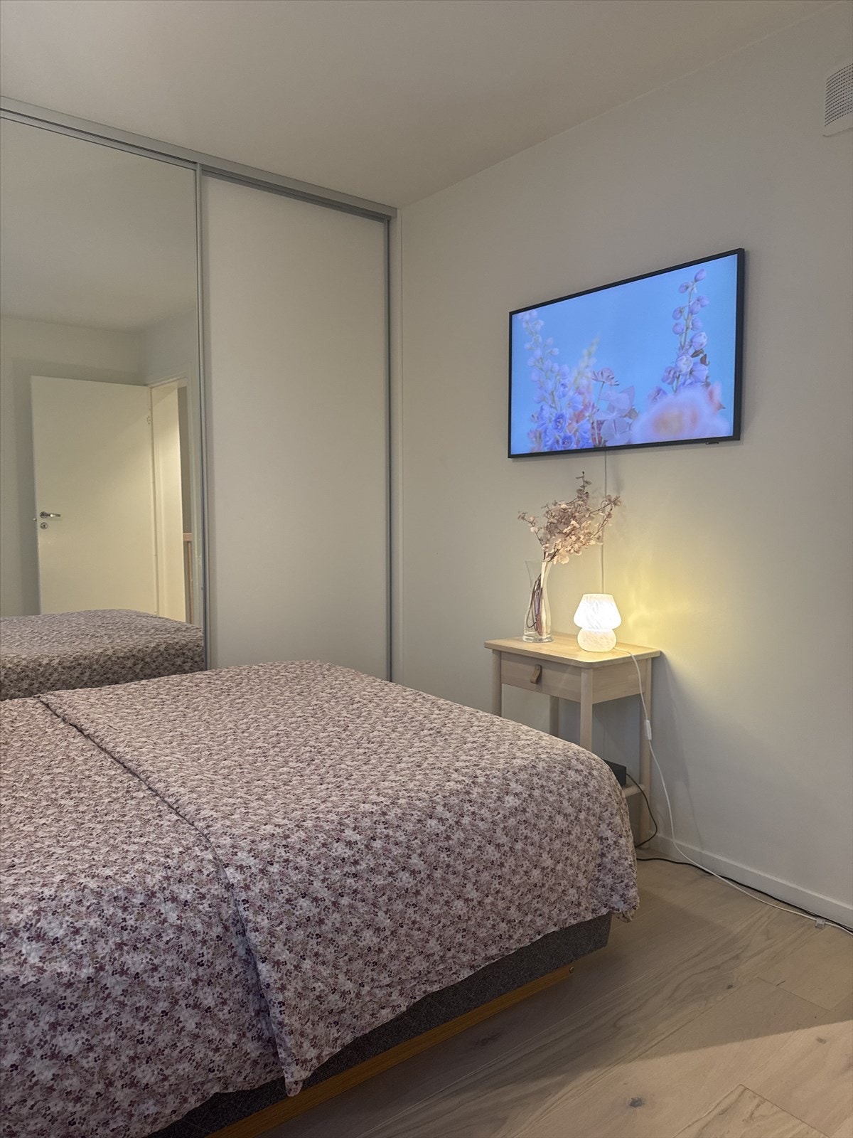 En stor skyvedørsgarderobe med speilfronter gir rikelig med oppbevaringsplass på hovedsoverommet. Galleribilde