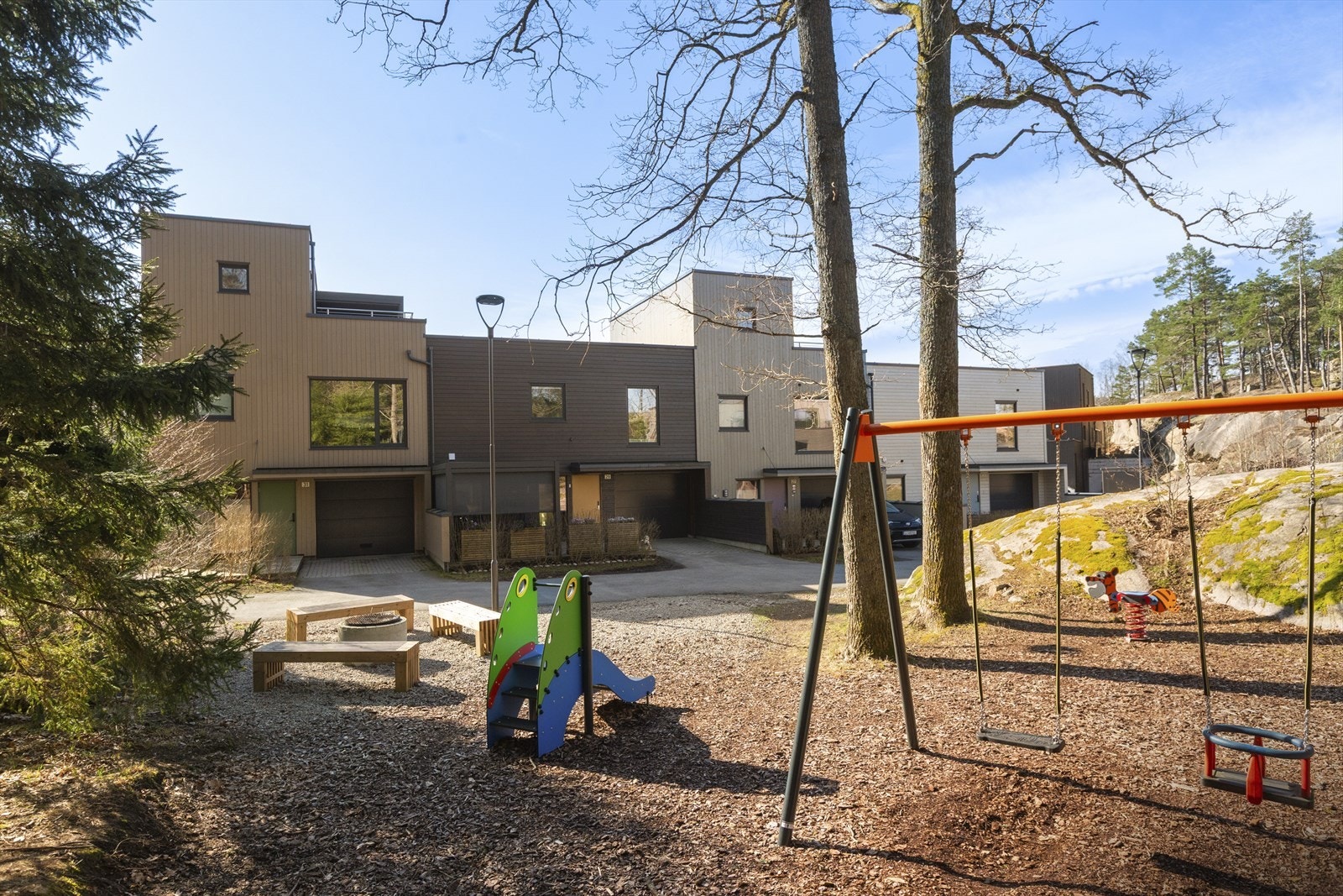 Her bor du i et veldrevet sameie med felles lekeplass og bålplass, et trygt og sosialt nabolag for hele familien. Denne bålplassen ligger utenfor tomten til sameiet. Galleribilde