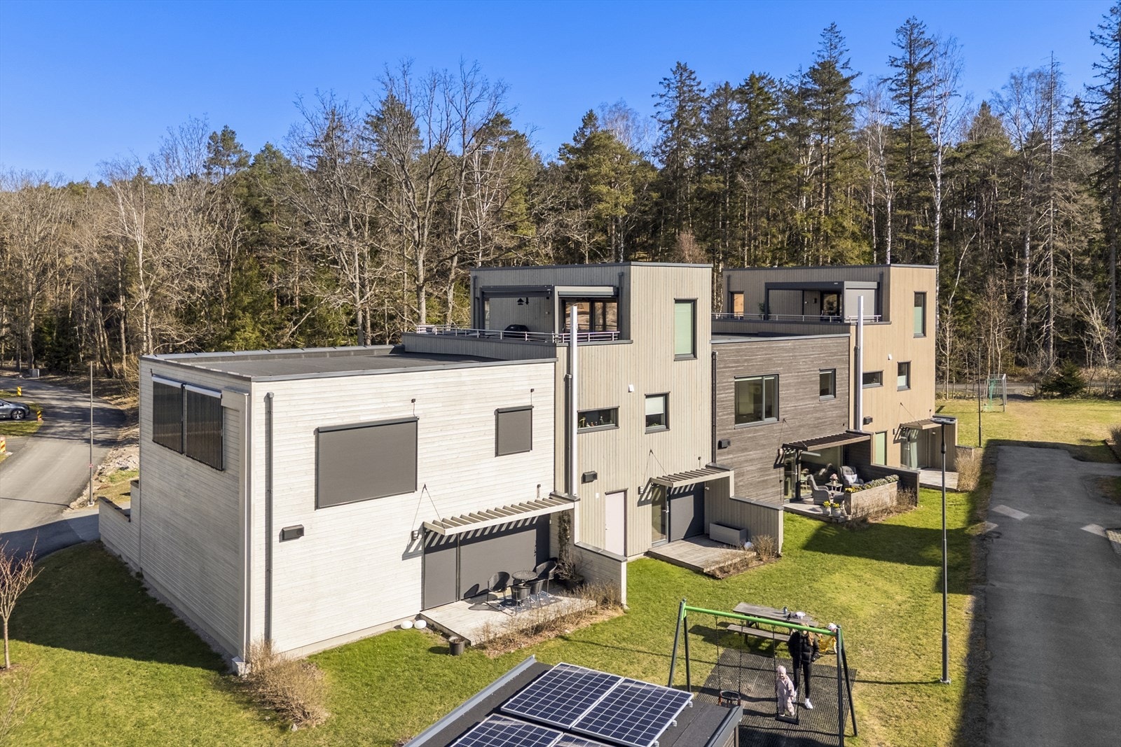 Rekkehuset er en del av et sameie med 16 boligseksjoner, med velholdte fellesarealer. Galleribilde
