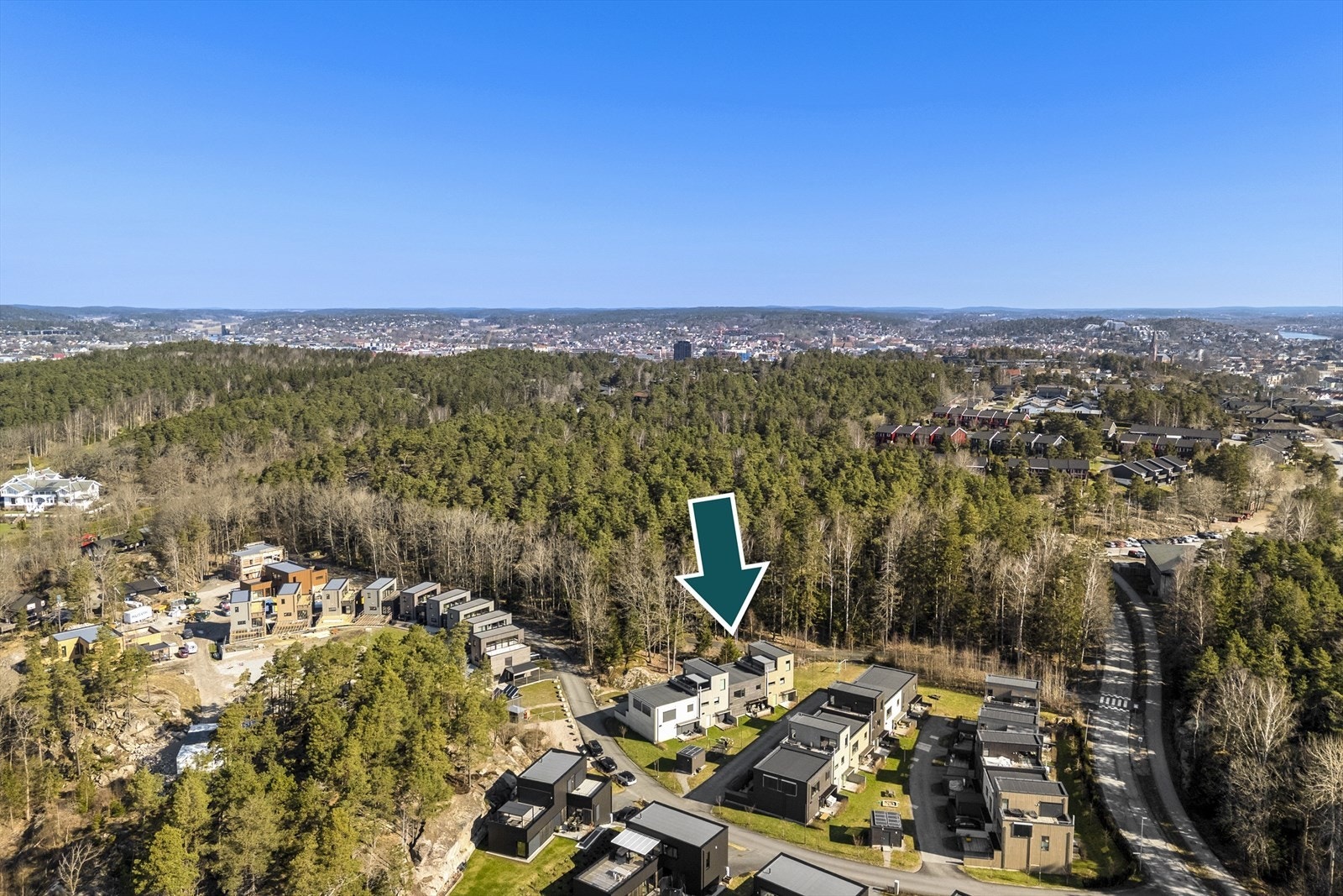 Beliggenheten er sentral med kun 6 minutter med bil til Fredrikstad stasjon og sentrum. Galleribilde