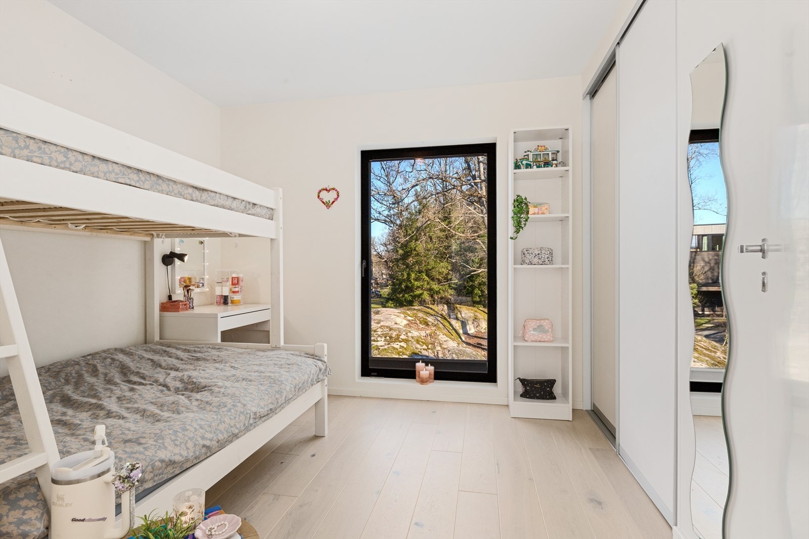 Boligen har tre gode soverom i andre etasje, alle med parkettgulv og vannbåren varme for optimal komfort. Galleribilde