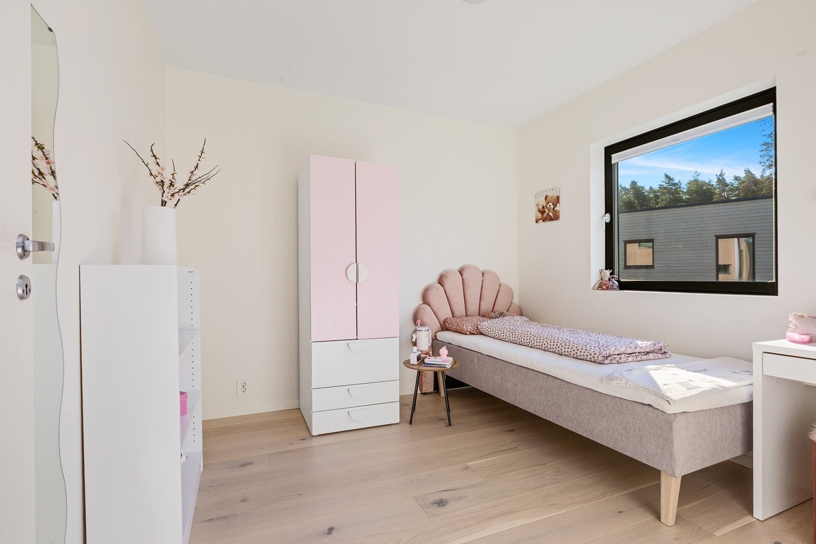 Alle soverommene har lyse overflater og vinduer med 3-lags isolerglass. Galleribilde