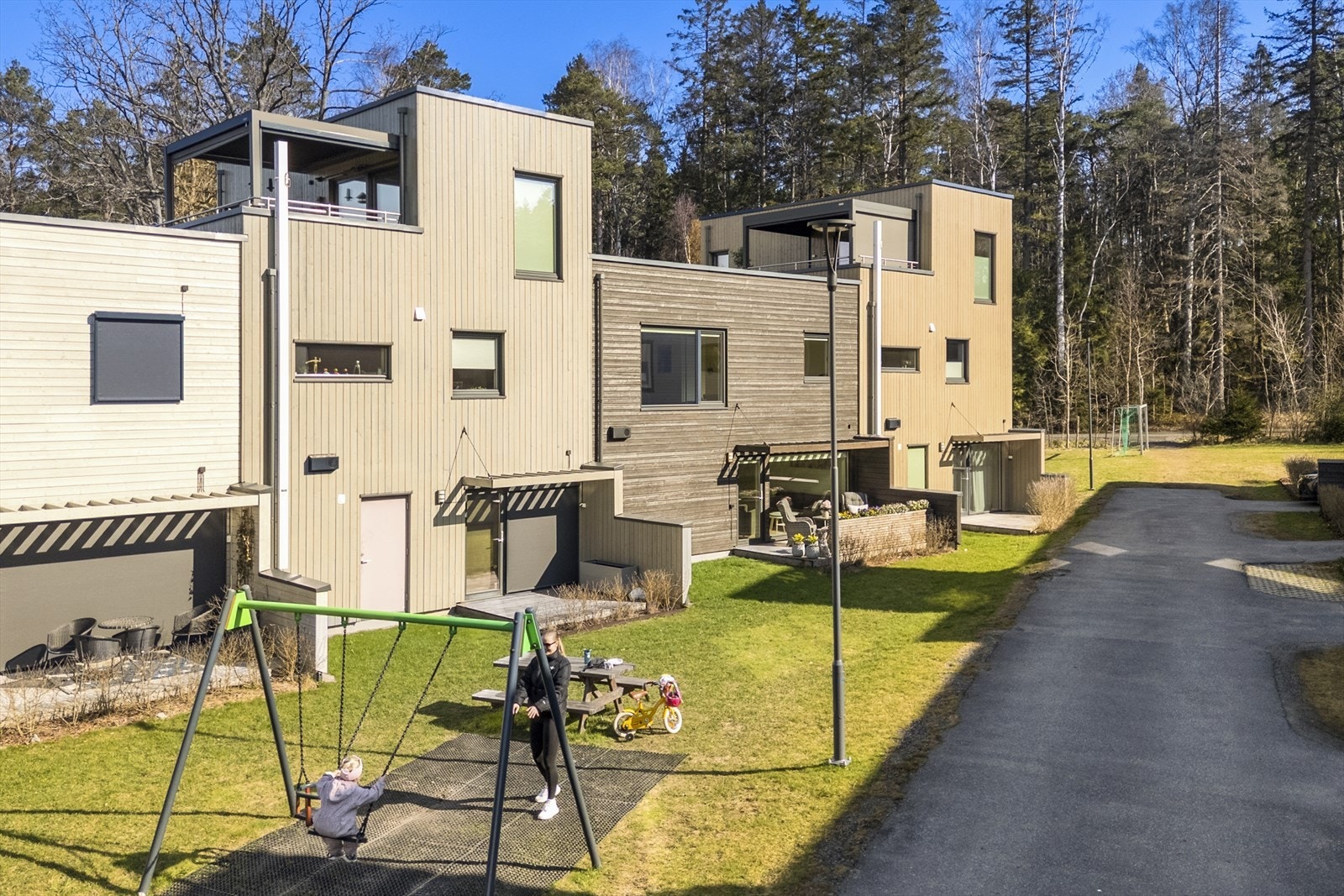 Fellesområdene er pent opparbeidet med grøntarealer og lekeapparater for de minste. Her er det håndballmål og trampoline til felles glede Galleribilde
