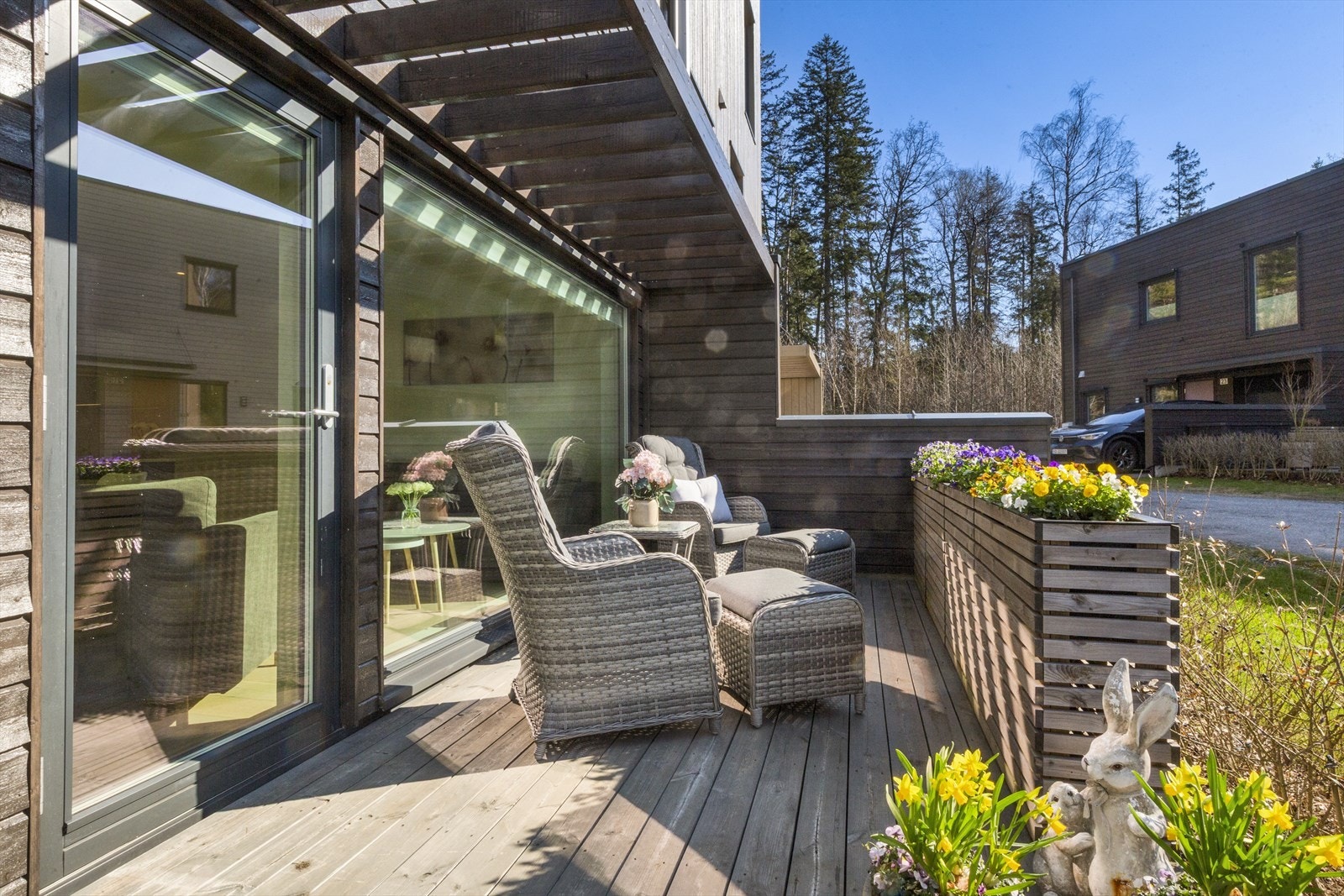 Boligen har flere uteplasser. Den sydøstvendte terrassen utenfor stuen er et perfekt sted for morgenkaffen og morgensolen Galleribilde