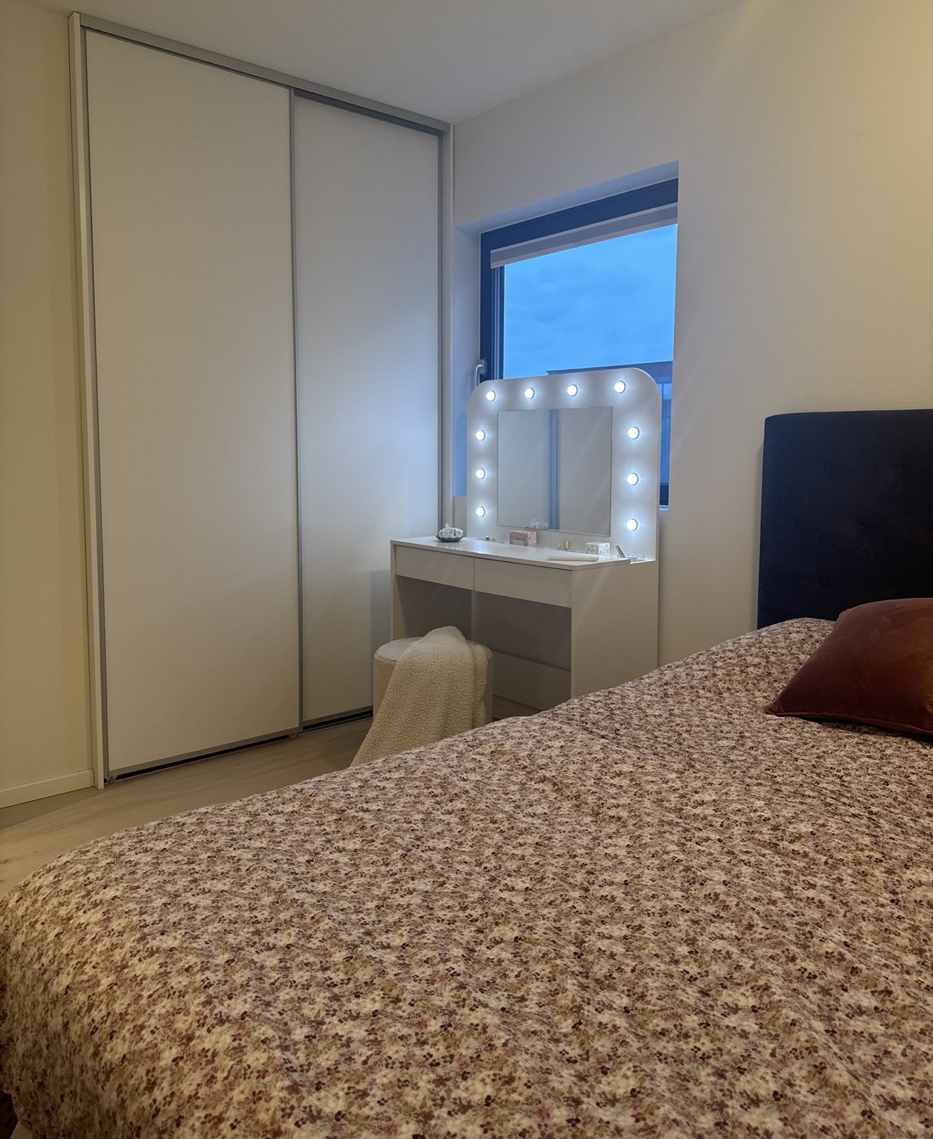 God plass til sminkebord eller en liten arbeidsplass på hovedsoverommet. Galleribilde