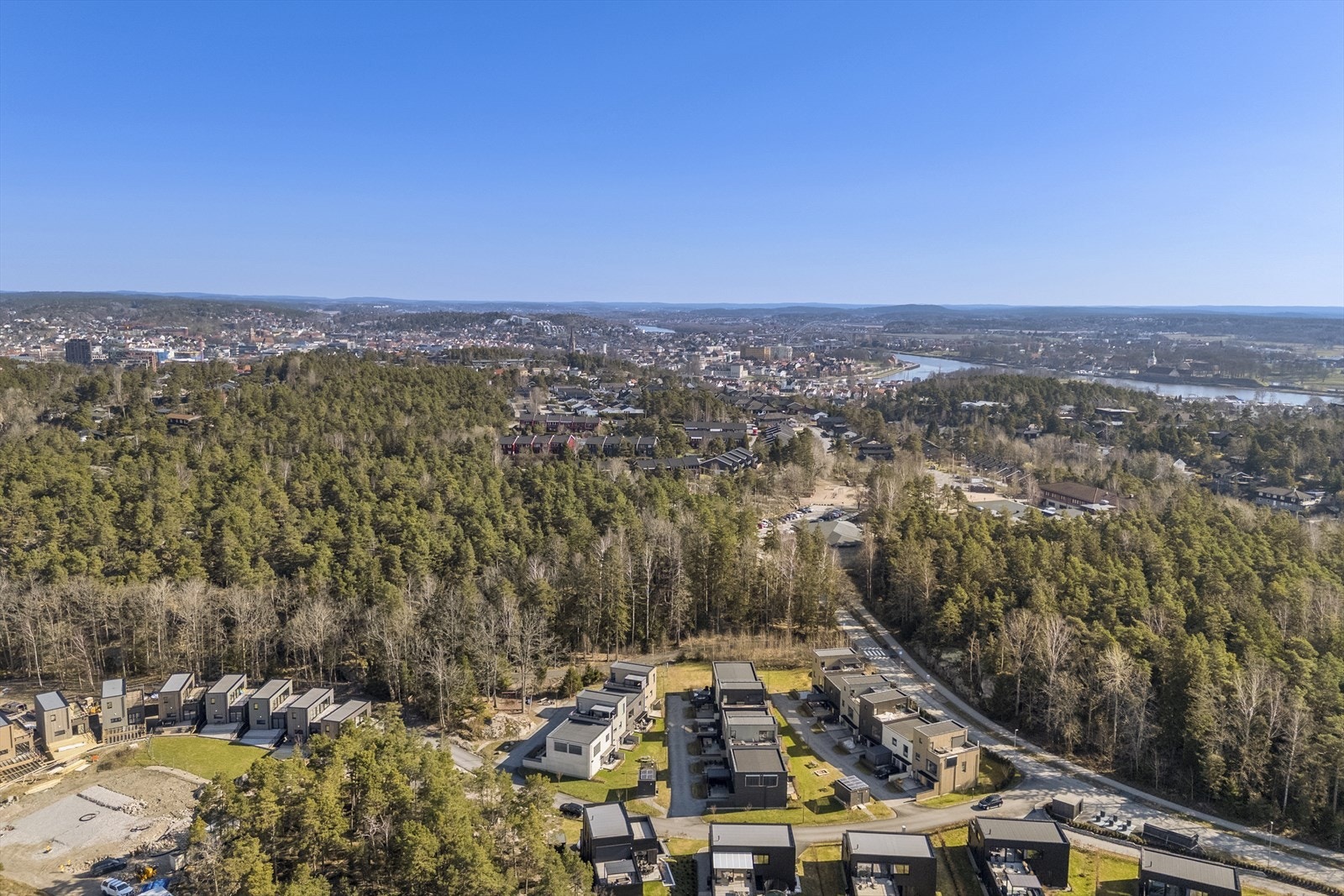 Dronefoto over området mot Fredrikstad. Galleribilde