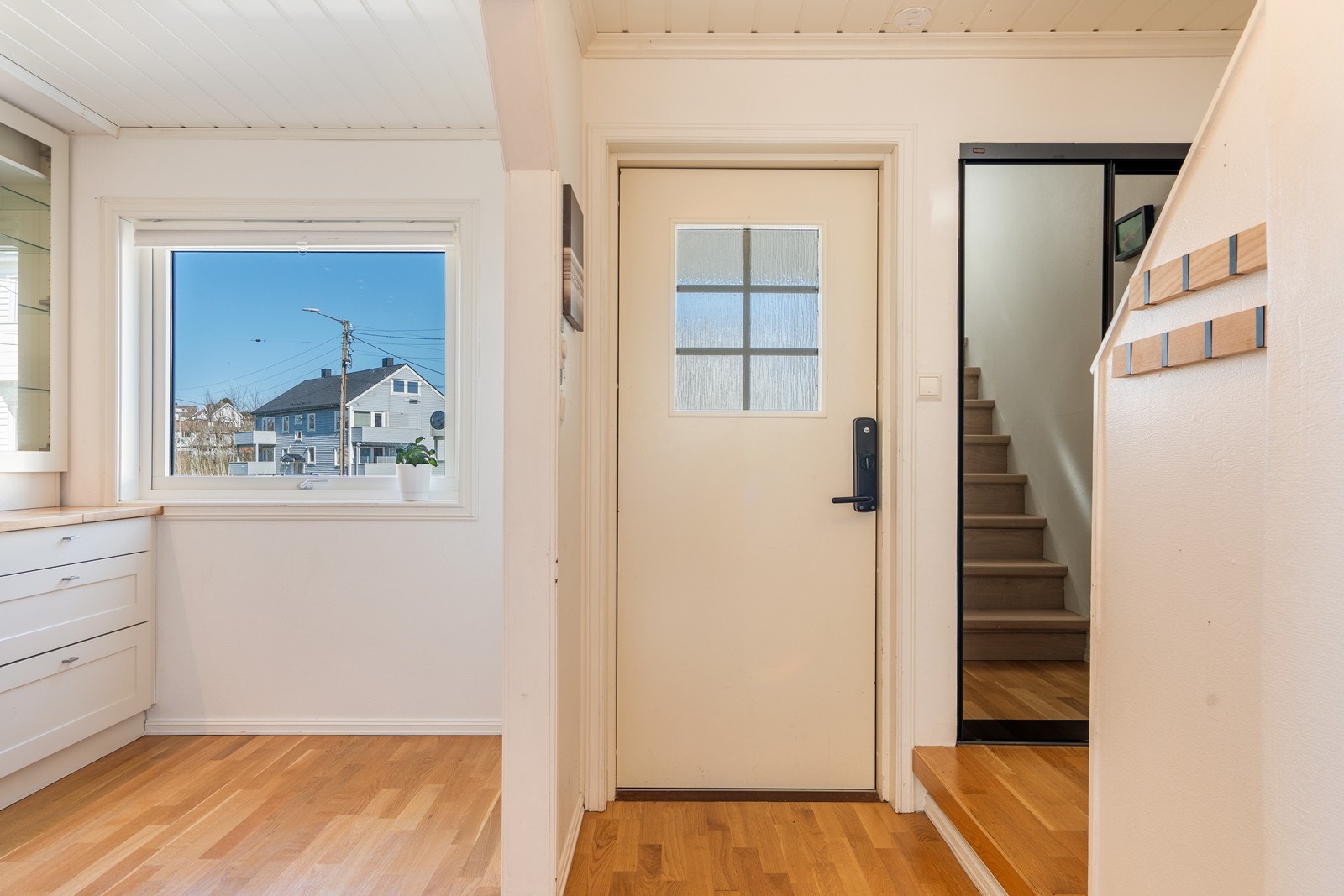 Inngangspartiet har innebygd garderobe m/ speil. Galleribilde