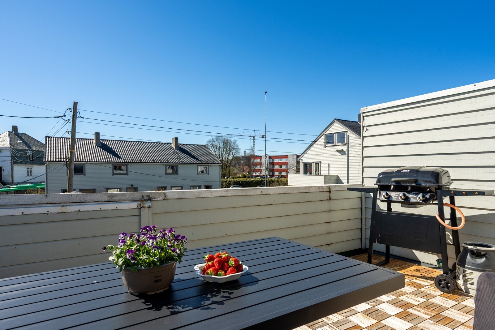 Et høydepunkt med boligen er denne trivelige terrassen. Galleribilde