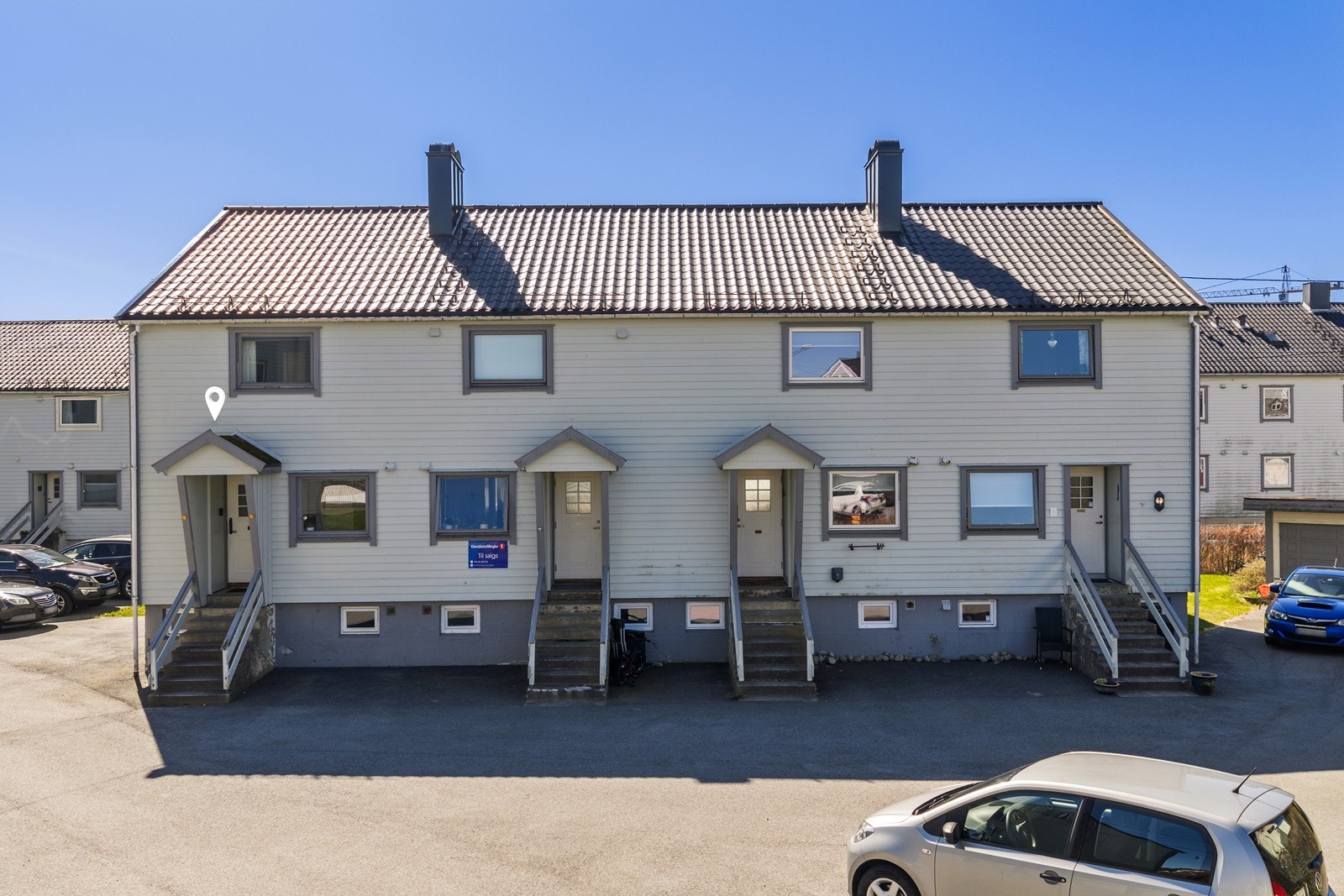 Inngansparti med overbygd trapp til gangen. Galleribilde