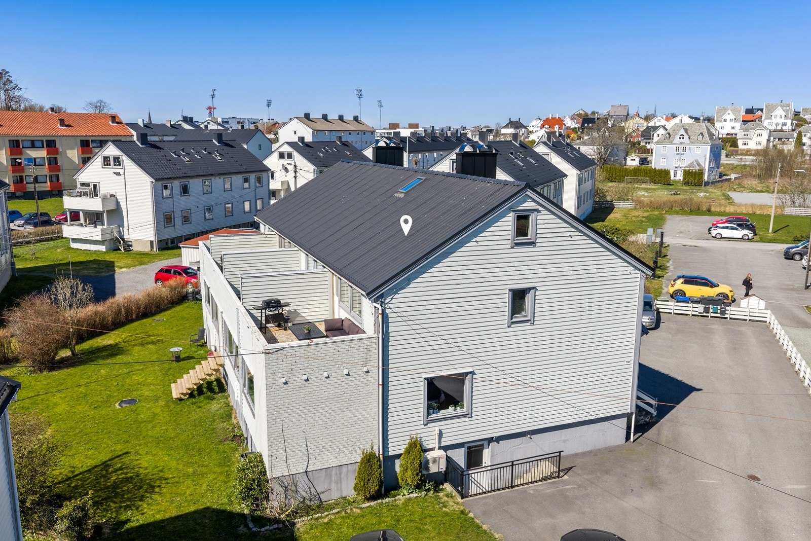 Fasadebilde, koselig felleshage foran bygget. Galleribilde