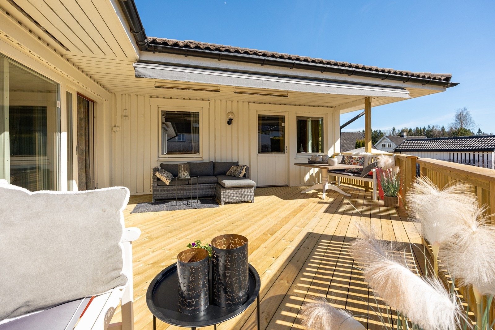 Gode solforhold kan nytes lunt og usjenert på en sydvendt terrasse på ca. 25 kvm med adkomst fra stuen og hovedsoverommet. Galleribilde