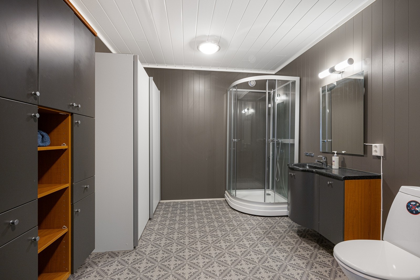 Bad i underetasjen innredet med toalett, skapinnredning, servant i baderomsinnredning og dusjkabinett. (Badet er på tegninger omtalt som bod og ikke omsøkt og godkjent som varig oppholdsrom) Galleribilde