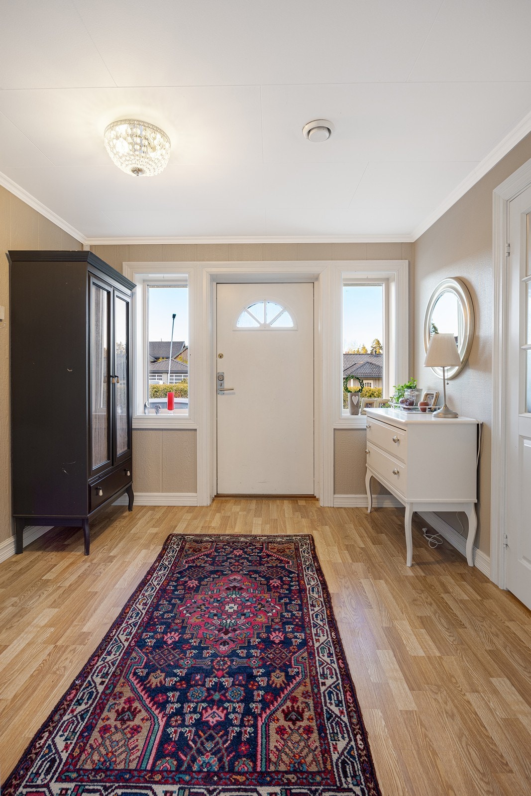 Vel inne blir vi ønsket velkommen i en fin entré med lyse vegger, gyllent gulv og god plass til garderobeløsning. Galleribilde