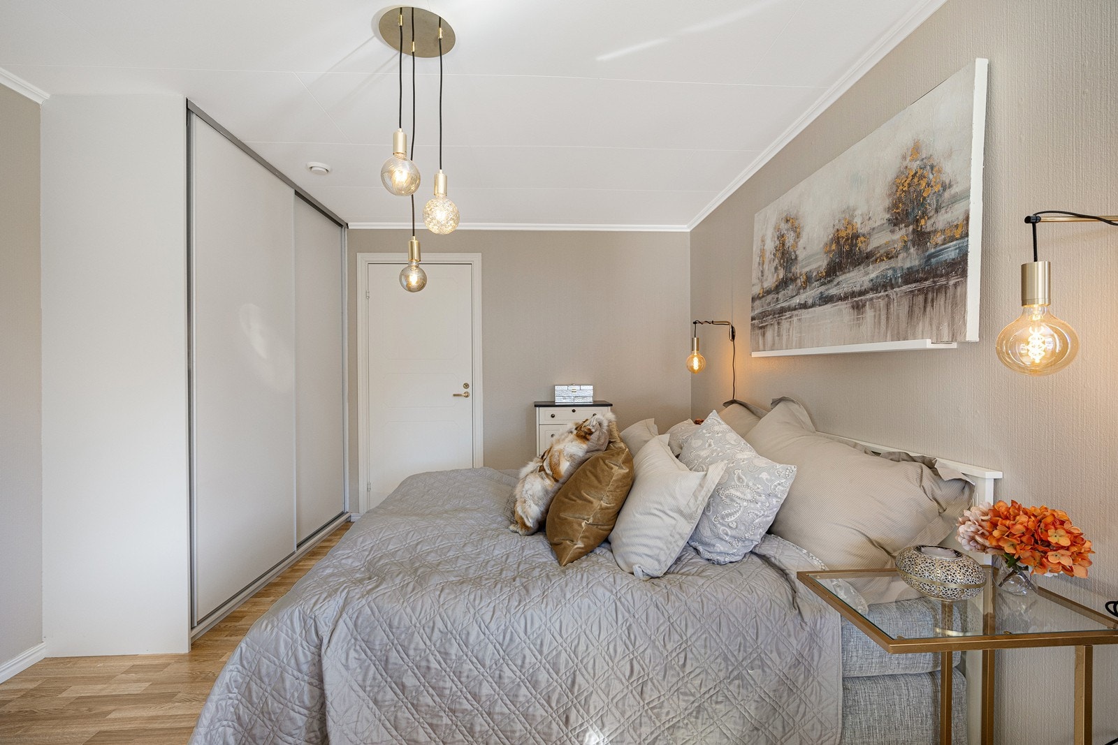 I hovedsoverommet er det tilhørende skyvedørsgarderobe. Videre er det direkte adkomst til badet. Galleribilde