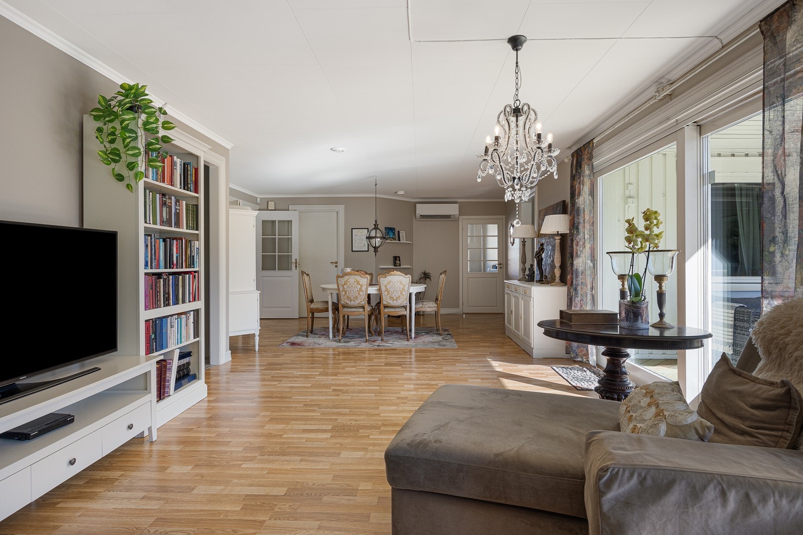 I stuen er det god plass til møblement i forskjellige soner. Galleribilde