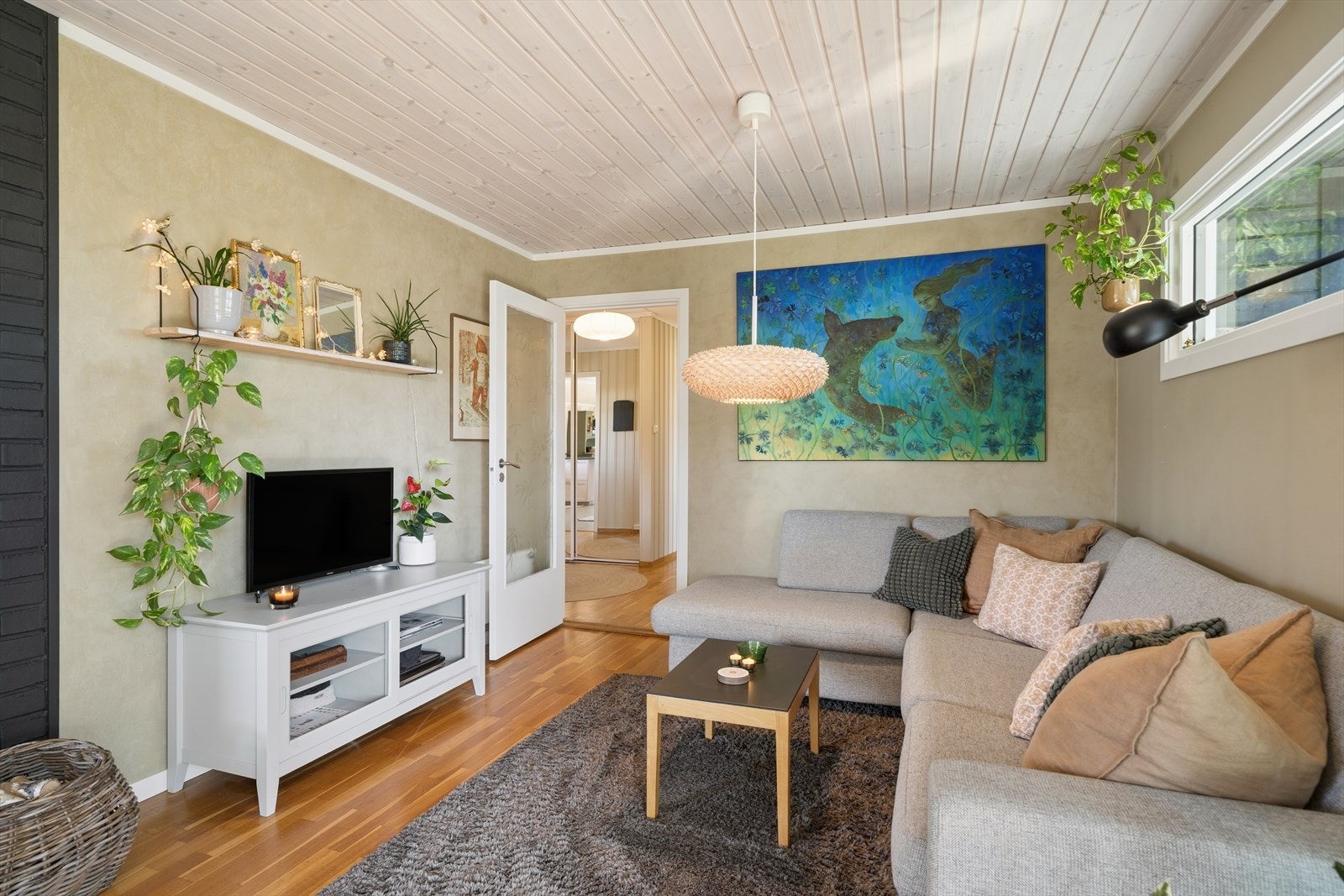 Stuen er romslig og enkel å møblere, med gode flater som gjør det lett å tilpasse rommet etter ulike behov. Her er det god plass til både sittegruppe, spiseplass og eventuelt en egen lesekrok. Galleribilde