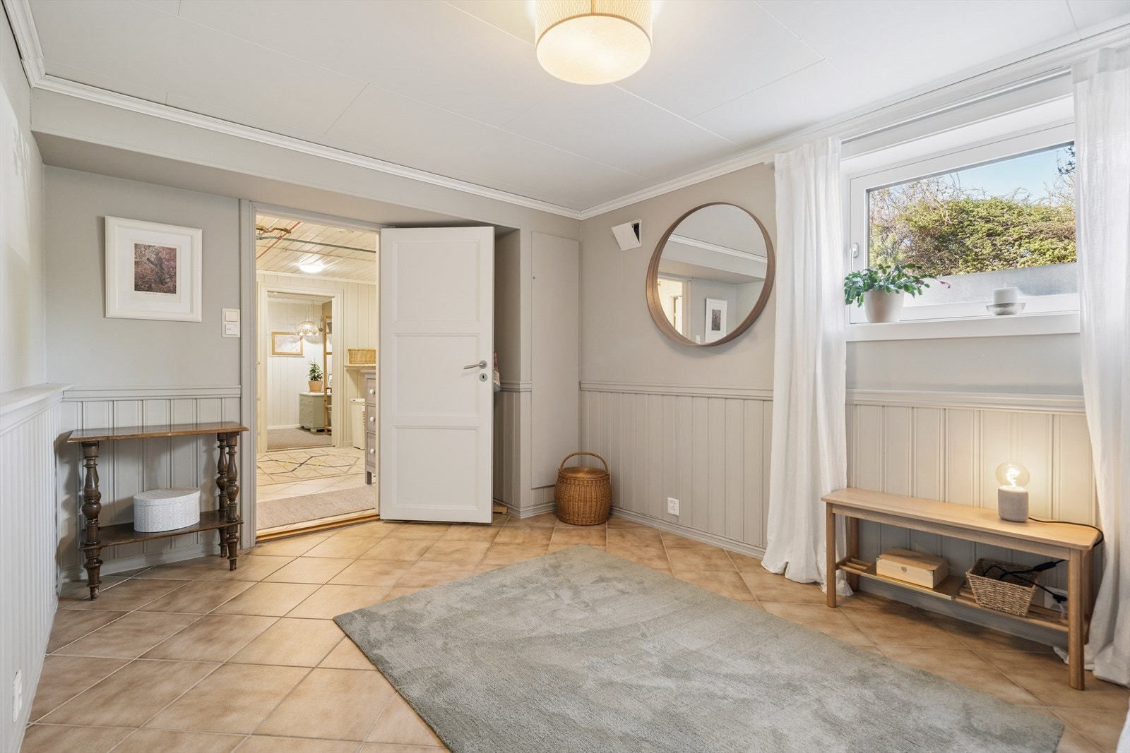 Soverommet fremstår som lyst og romslig, flislagt gulv med varmekabler. Galleribilde