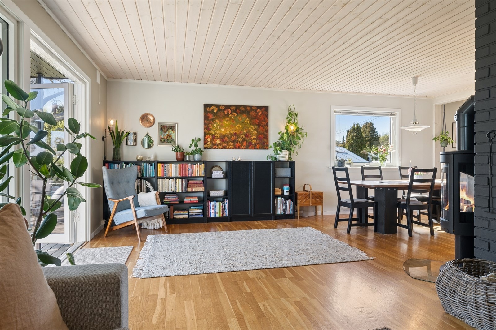 Fra stuen er det direkte utgang til terrassen og videre til den store, grønne hagen, noe som gir en sømløs overgang mellom inne- og uterom. Galleribilde