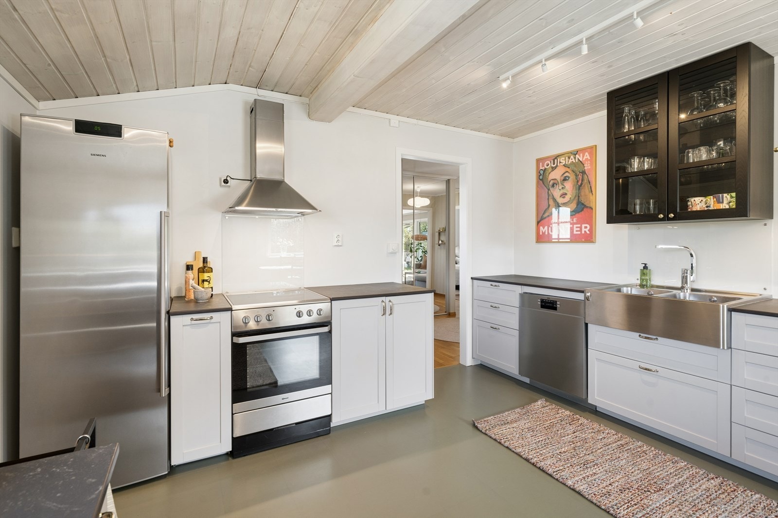 Innredningen har en solid benkeplate i stein og godt med skap- og benkeplass. Galleribilde