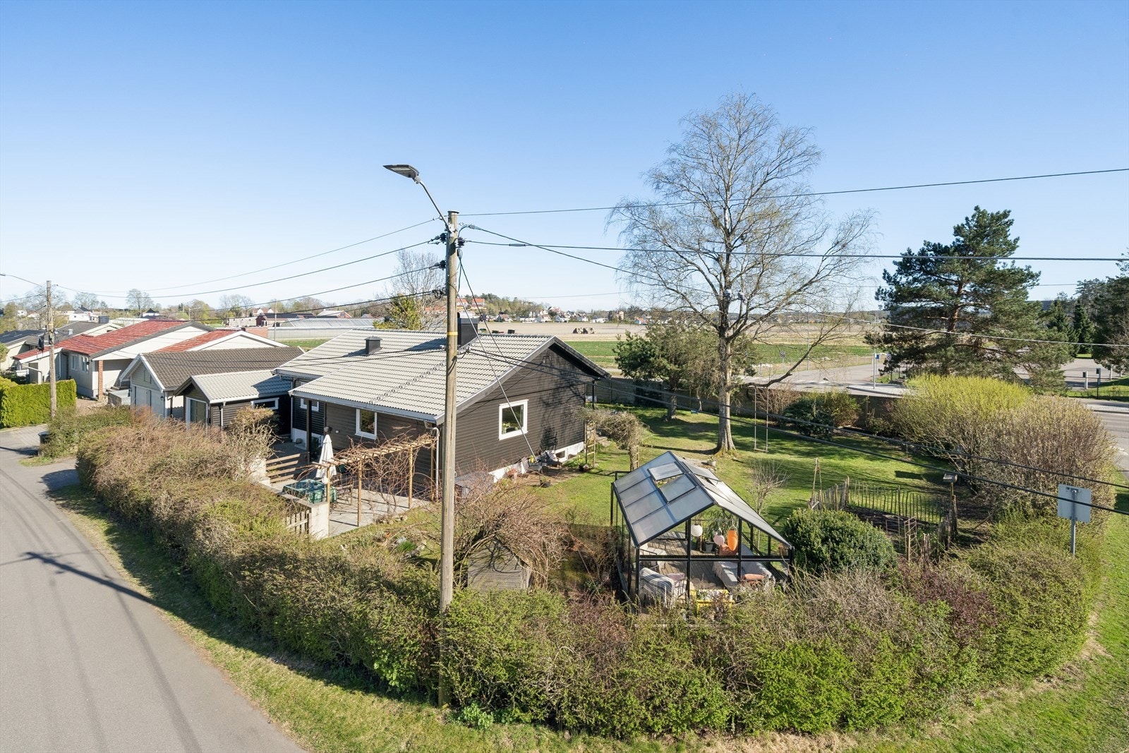 Eiendommen har en frittliggende garasje på ca. 31 m² med bod i bakkant. Det er montert elbillader på utsiden av garasjen. Boligen fikk nytt tak og nye takrenner i 2021. Galleribilde