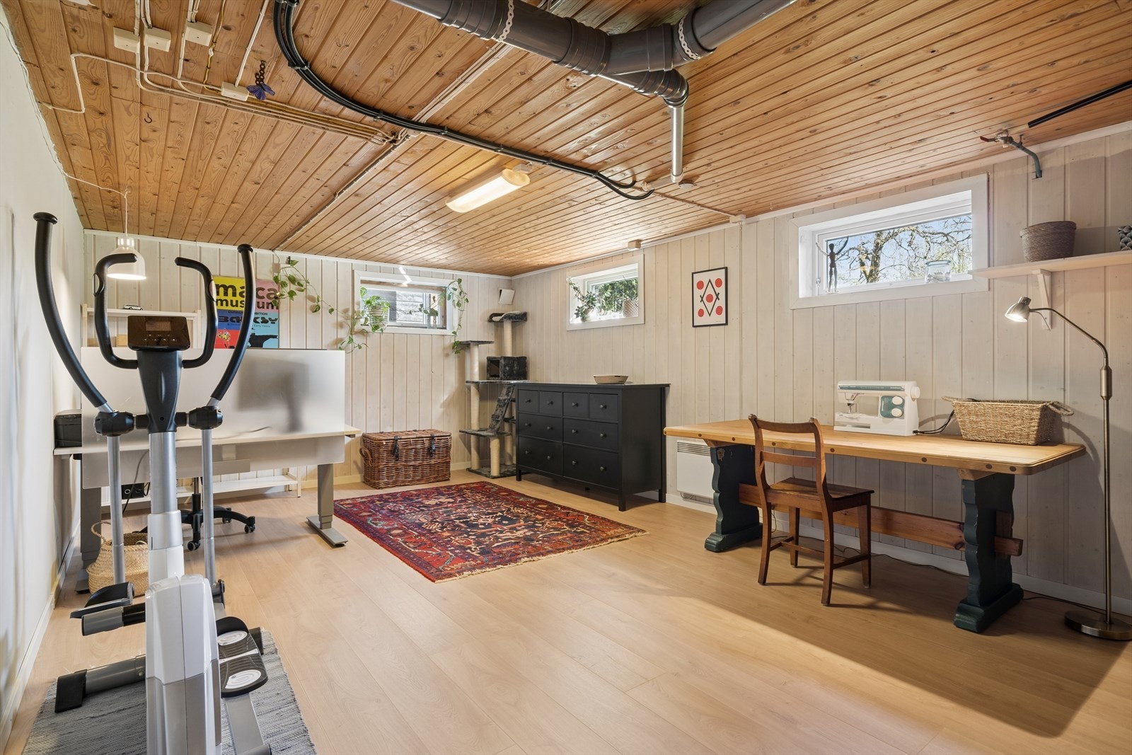 Et annet stort og fleksibelt rom i underetasjen, perfekt for hobbyaktiviteter, hjemmekontor eller trimrom. Galleribilde