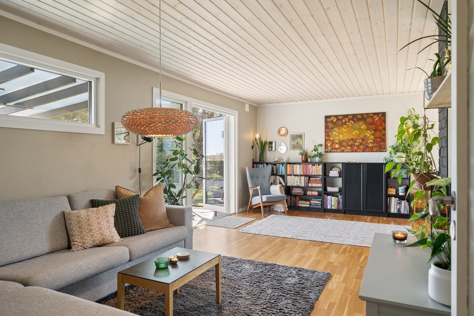 Verandadøren og stuevinduene mot syd ble skiftet i 2020. Galleribilde