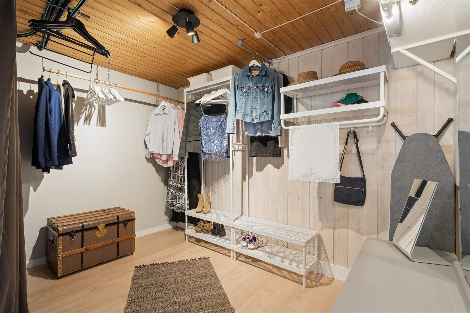 Underetasjen byr på god lagringsplass, med flere praktiske oppbevaringsmuligheter som gjør det enkelt å holde orden. Galleribilde