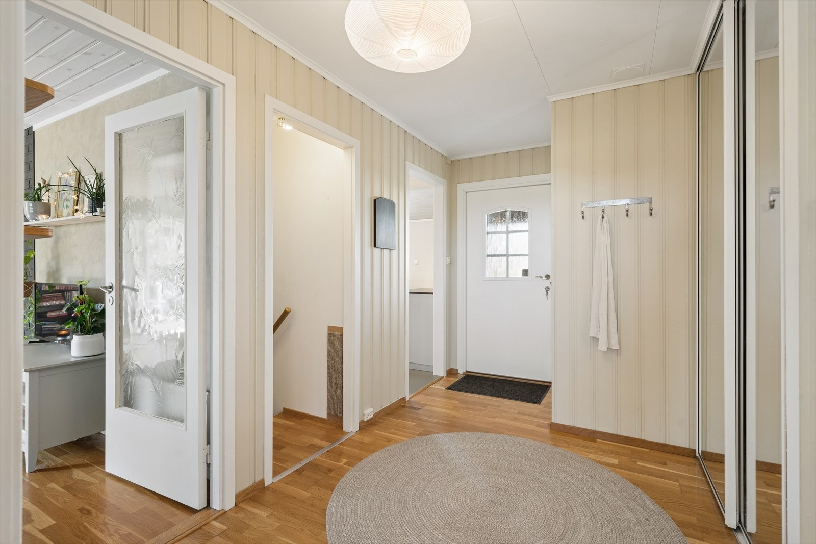 Du ønskes velkommen inn i en lys og romslig entré med god plass til oppheng av yttertøy og skotøy. Her er det montert en praktisk skyvedørsgarderobe med speildører som gir god oppbevaringsplass. Galleribilde