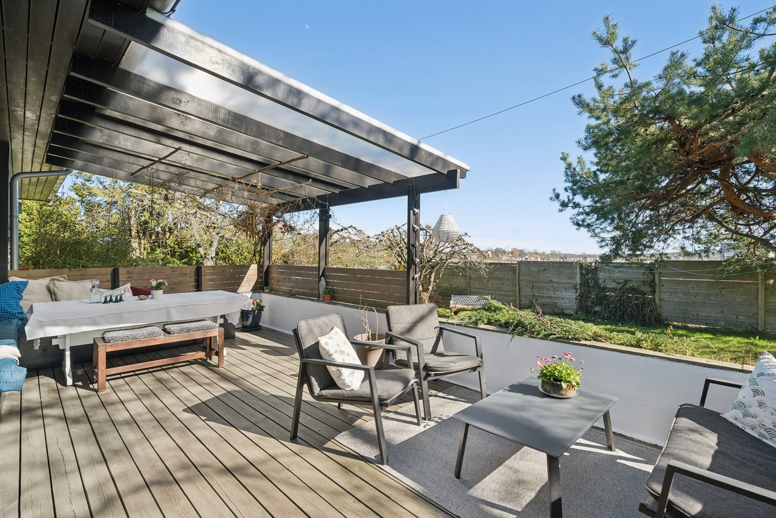 Fra stuen er det utgang til en romslig, sørvendt terrasse på ca. 26 m², hvor deler av terrassen er overbygget. Her er det god plass til utemøbler i flere soner for sosiale sammenkomster. Galleribilde