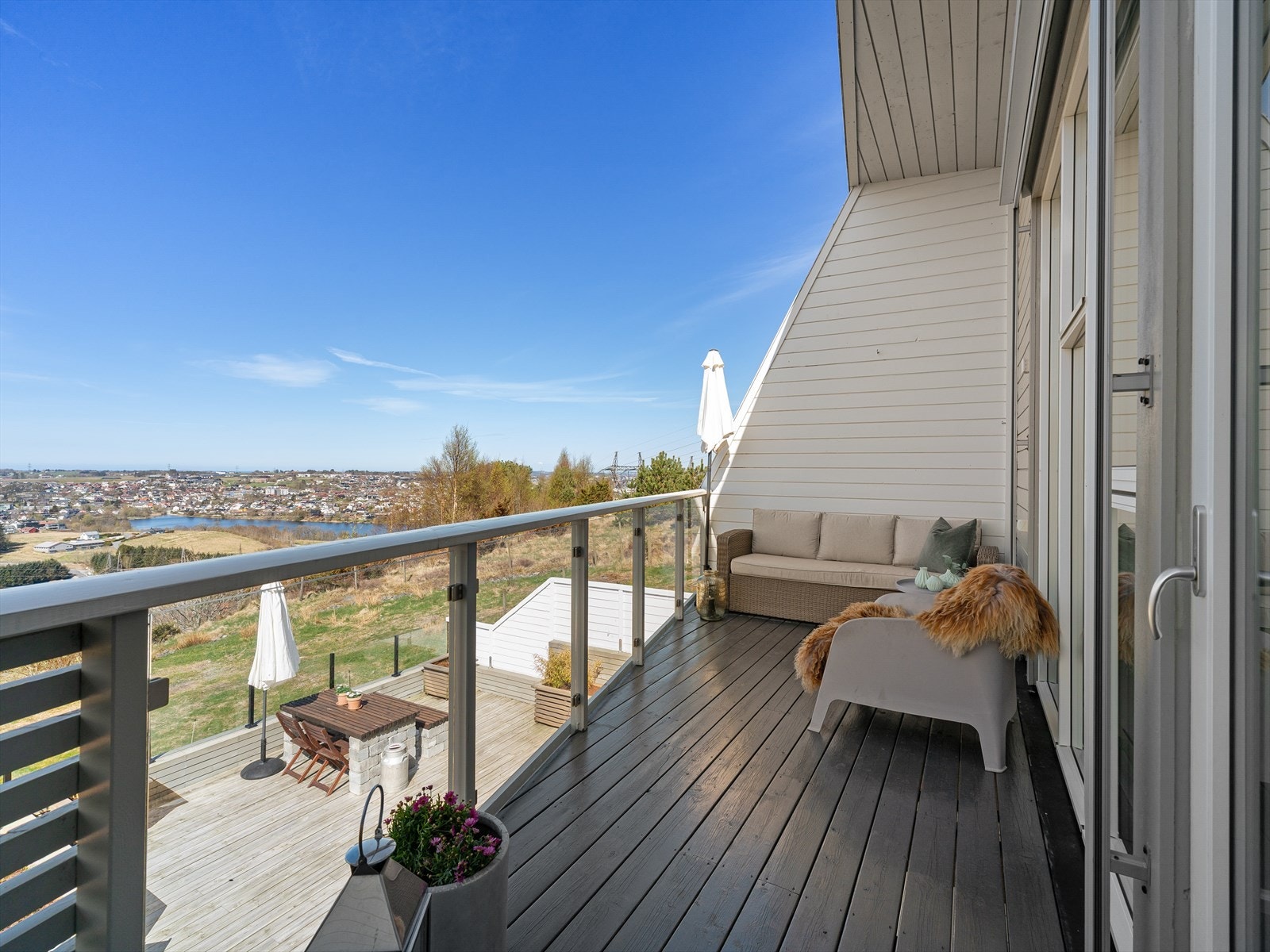 Nyt utsikten over det åpne landskapet fra verandaen i hovedetasjen. Galleribilde