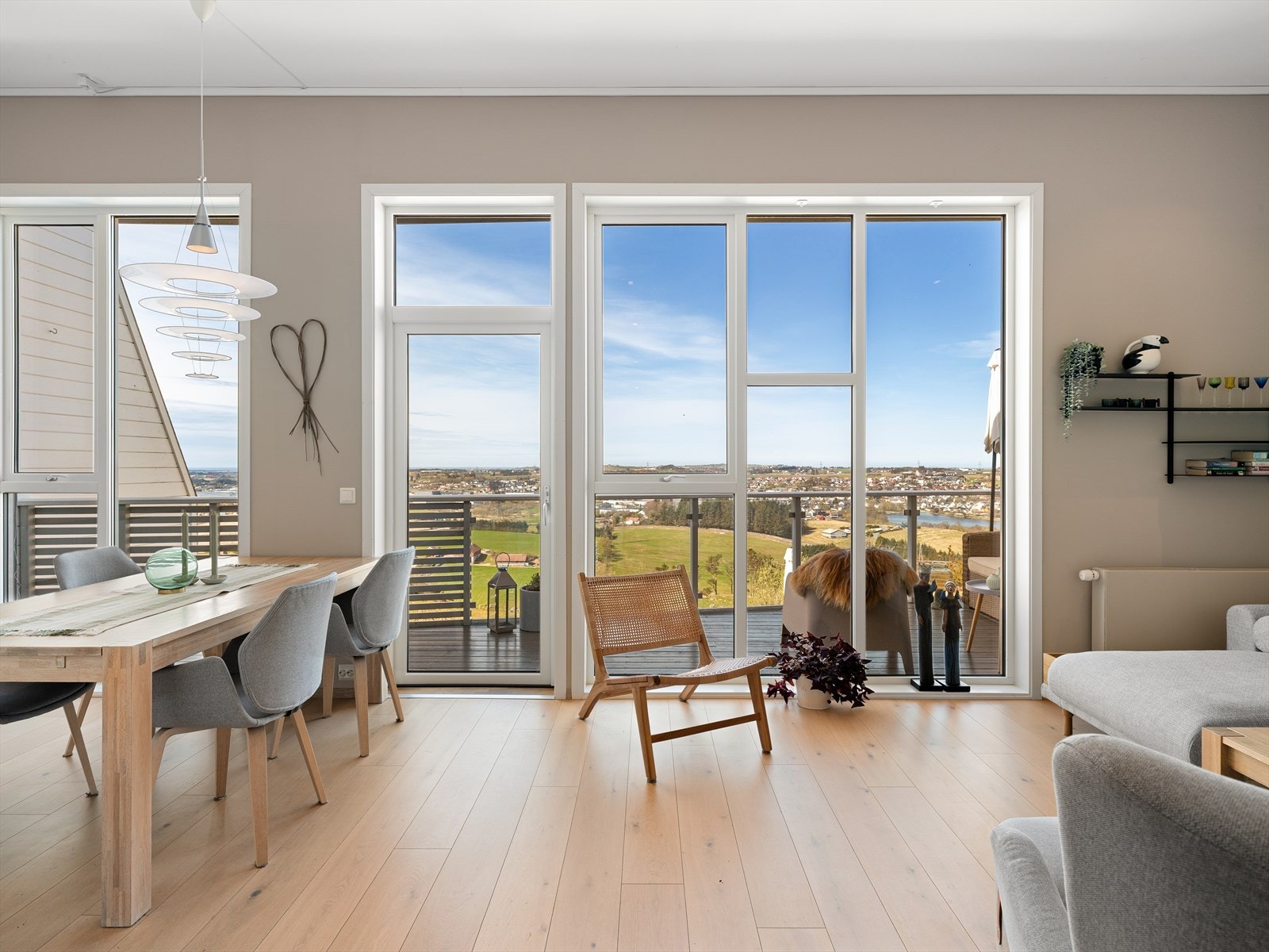 Nye vinduer og balkongdør, skiftet i 2025, rammer inn den storslåtte utsikten og slipper inn rikelig med lys. Galleribilde