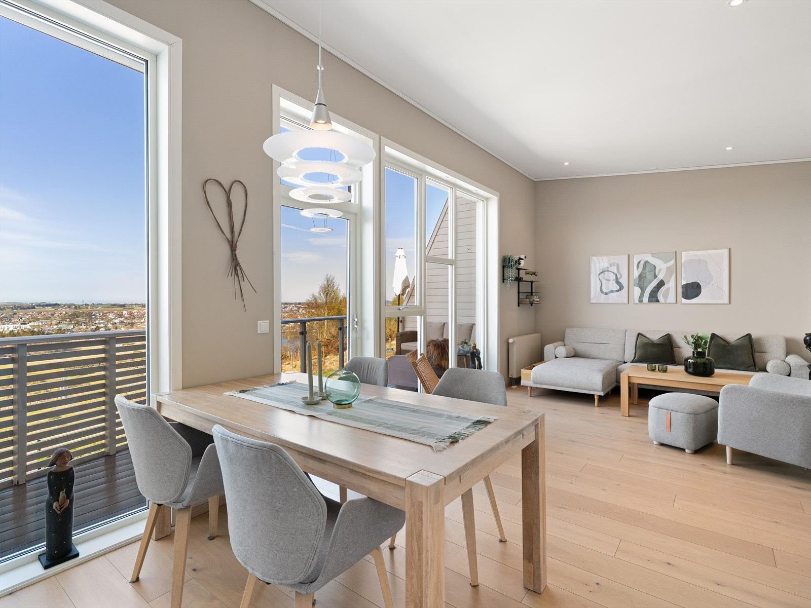 Spisestuen er plassert for å dra full nytte av utsikten, med direkte utgang til verandaen. Galleribilde