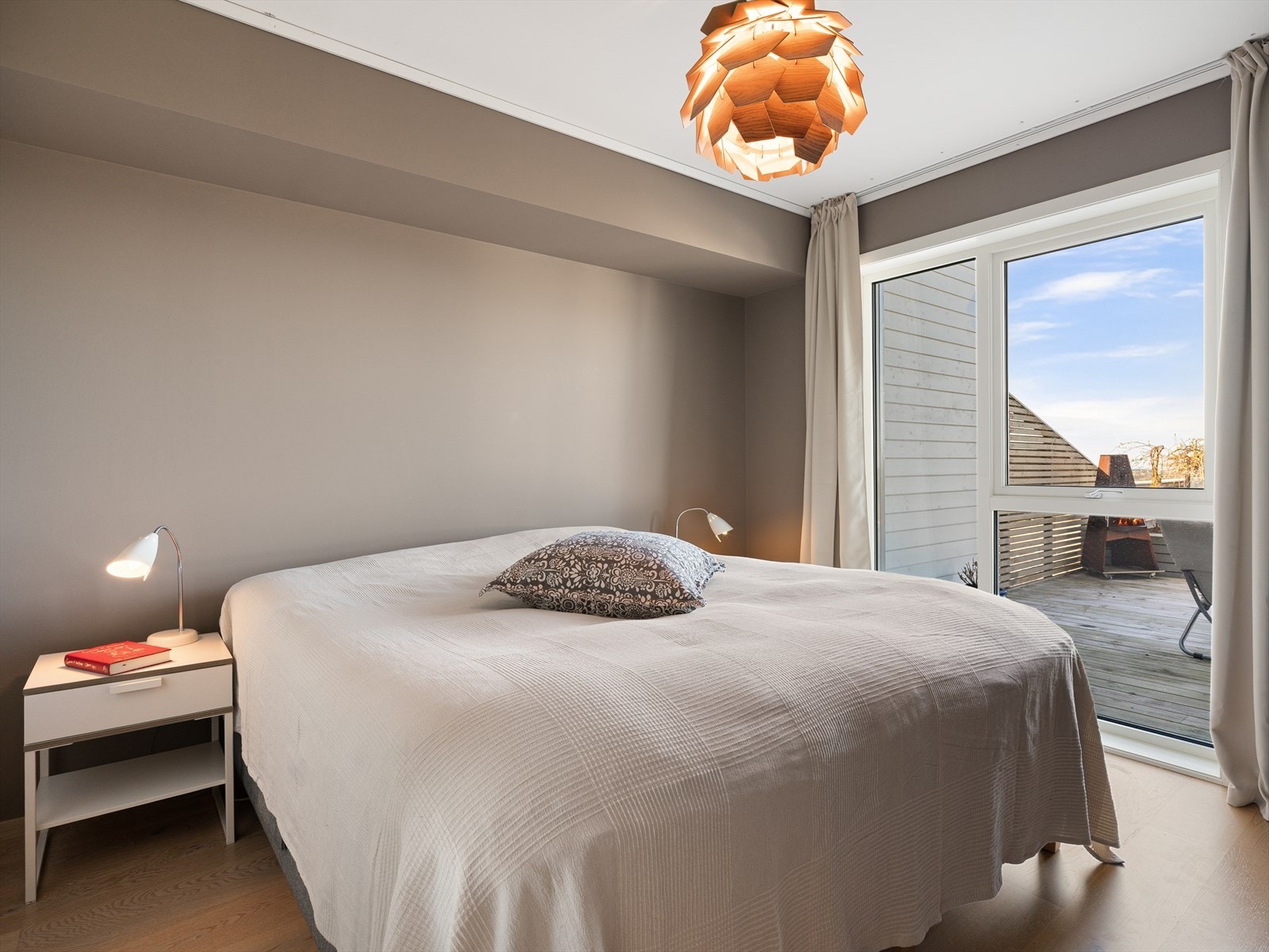 Store vindusflater gir godt med lys Galleribilde