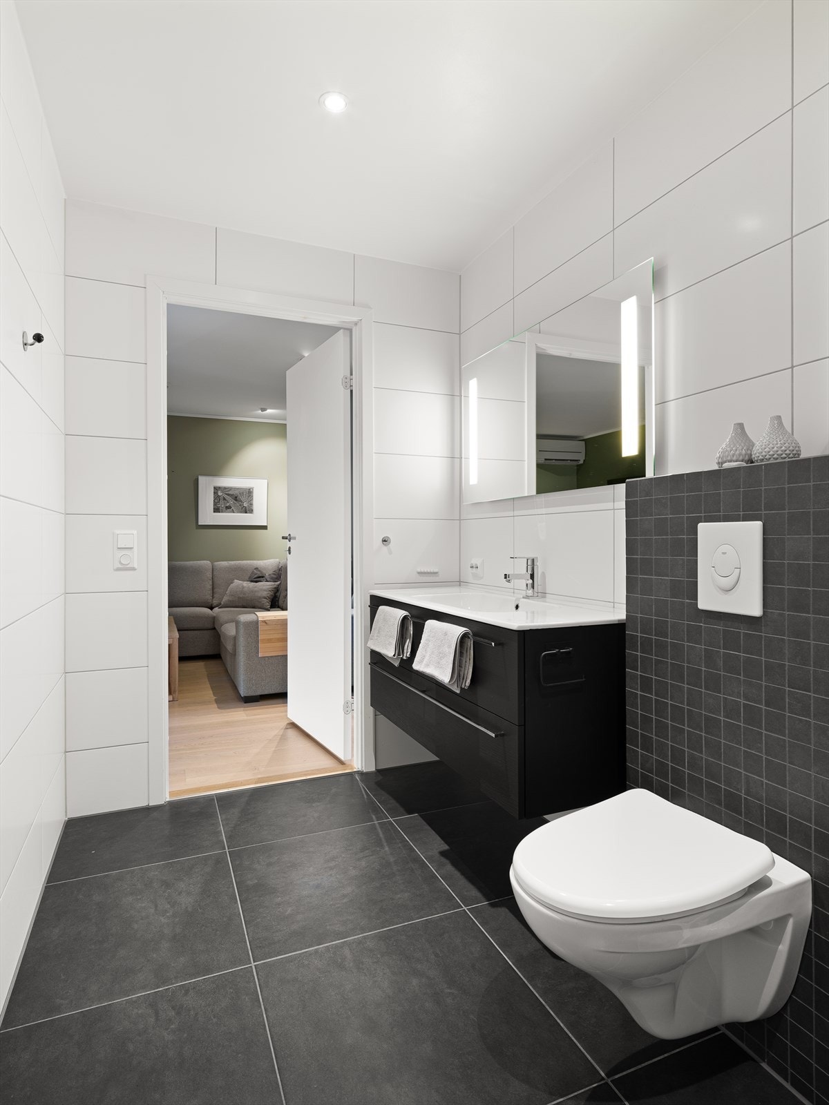 Badet i underetasjen er praktisk plassert i tilknytning til soverommene og kjellerstuen. Galleribilde
