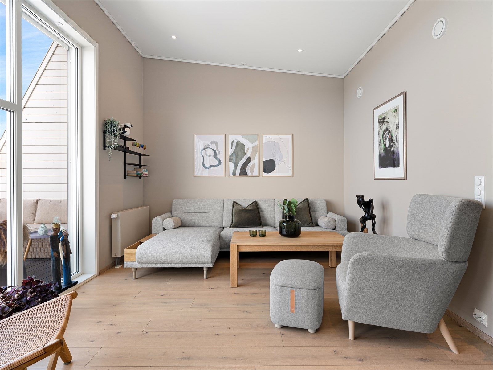 Stuen har vannbåren varme via radiator, som sikrer en jevn og behagelig temperatur. Galleribilde